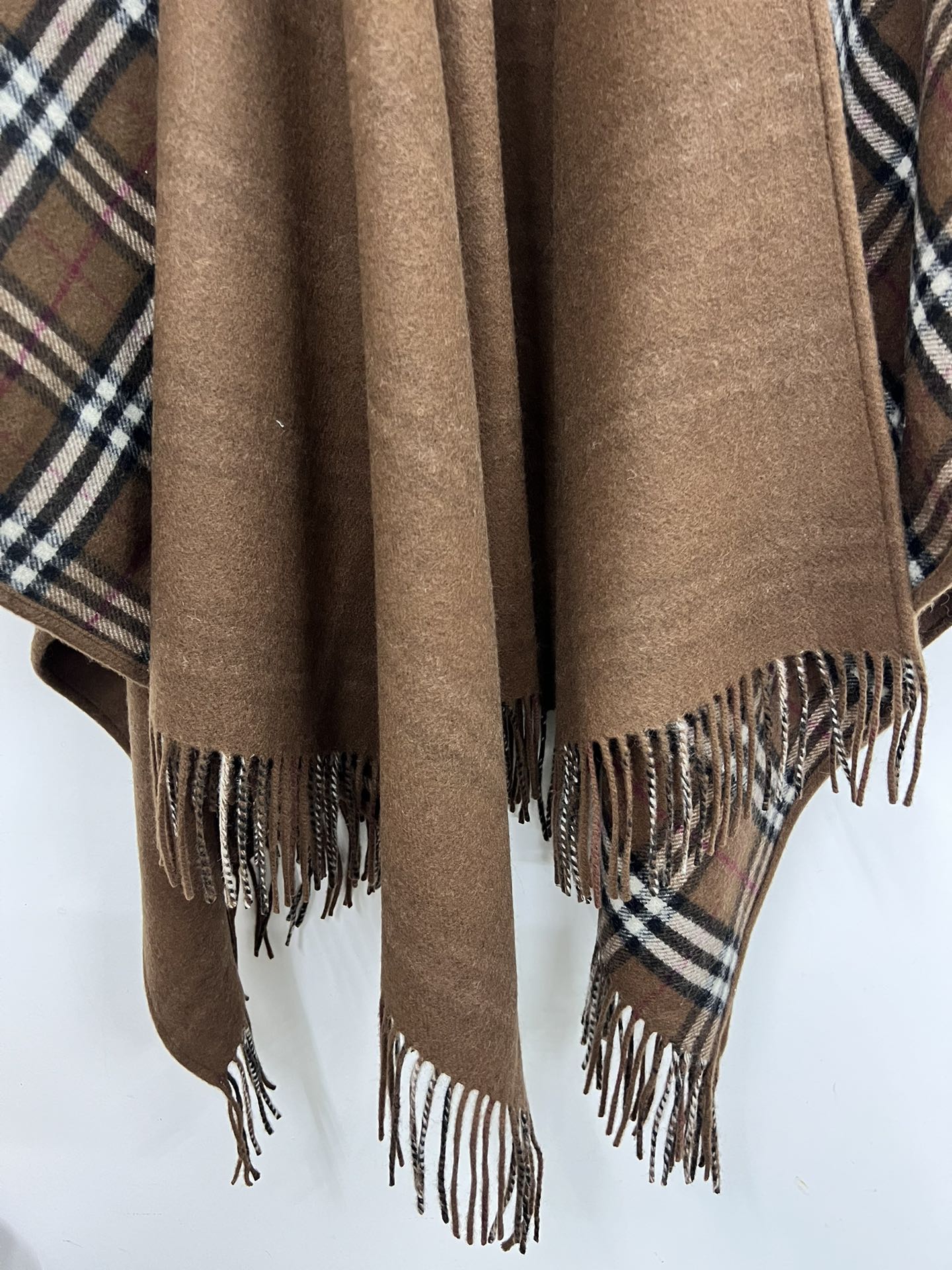 💟专柜官网同步发售！BURBERRY限量款斗篷披肩重磅！！满满的都是细节打造！！此款B格披风是巴宝莉秋冬