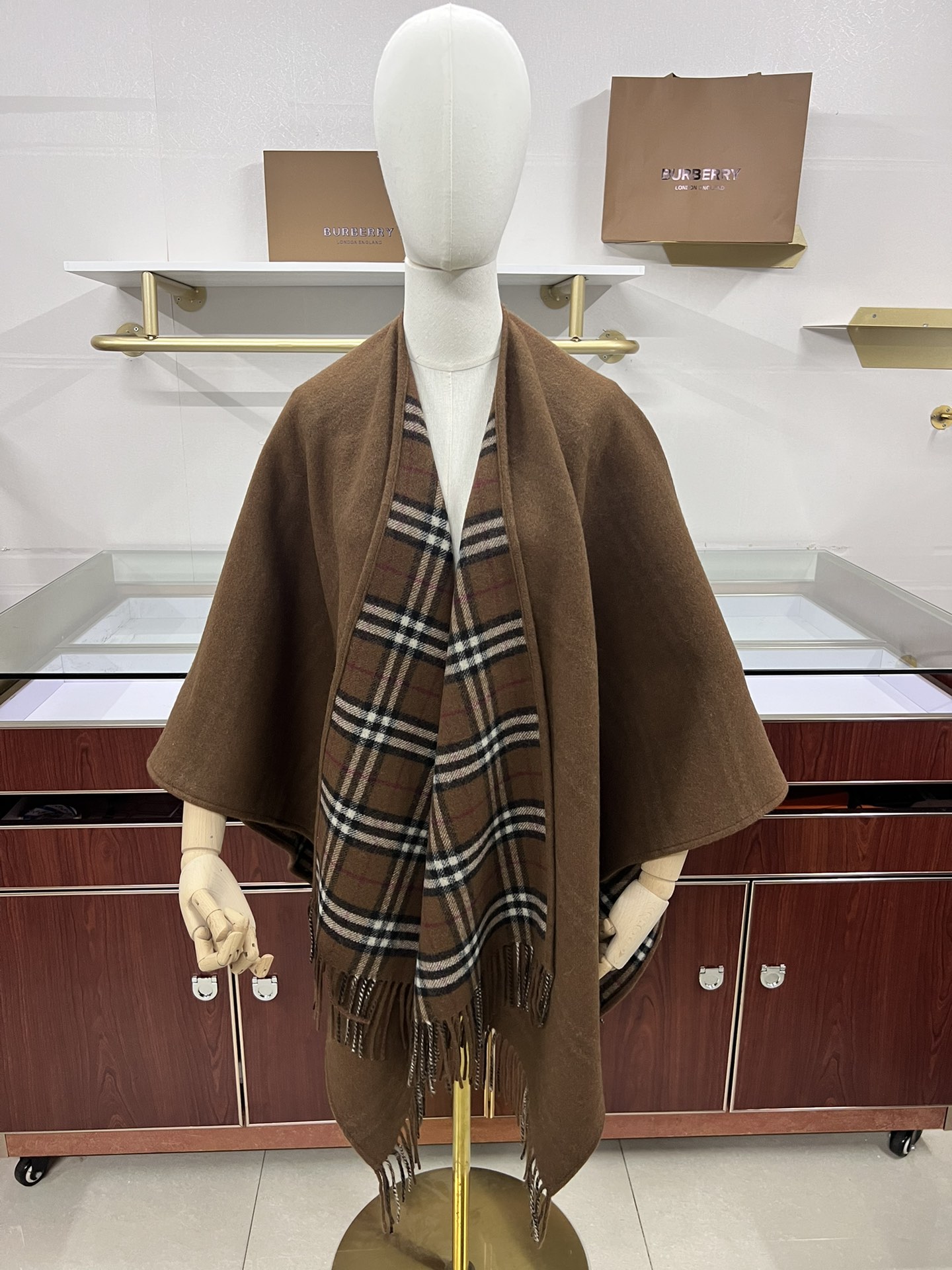 💟专柜官网同步发售！BURBERRY限量款斗篷披肩重磅！！满满的都是细节打造！！此款B格披风是巴宝莉秋冬