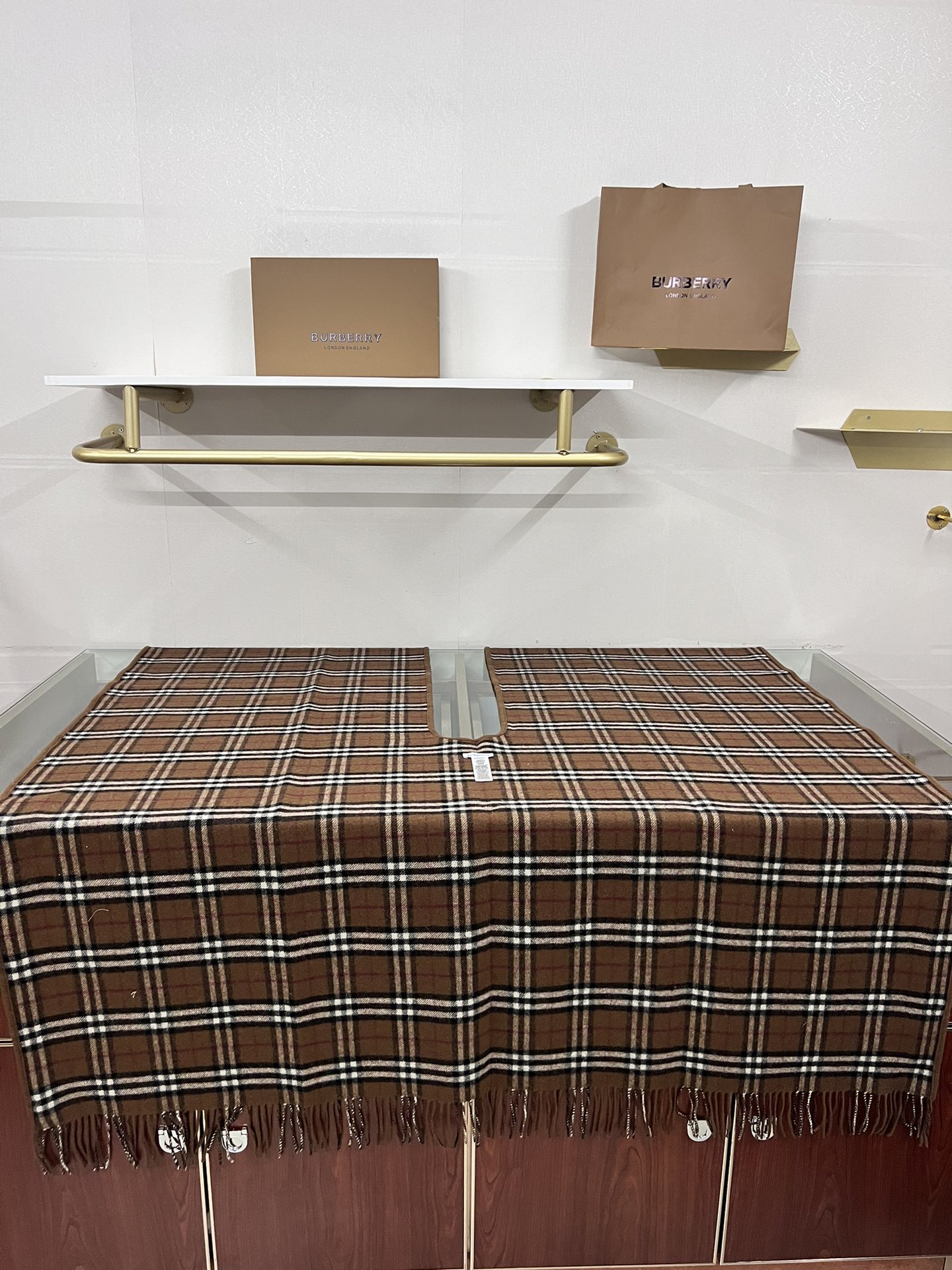 💟专柜官网同步发售！BURBERRY限量款斗篷披肩重磅！！满满的都是细节打造！！此款B格披风是巴宝莉秋冬