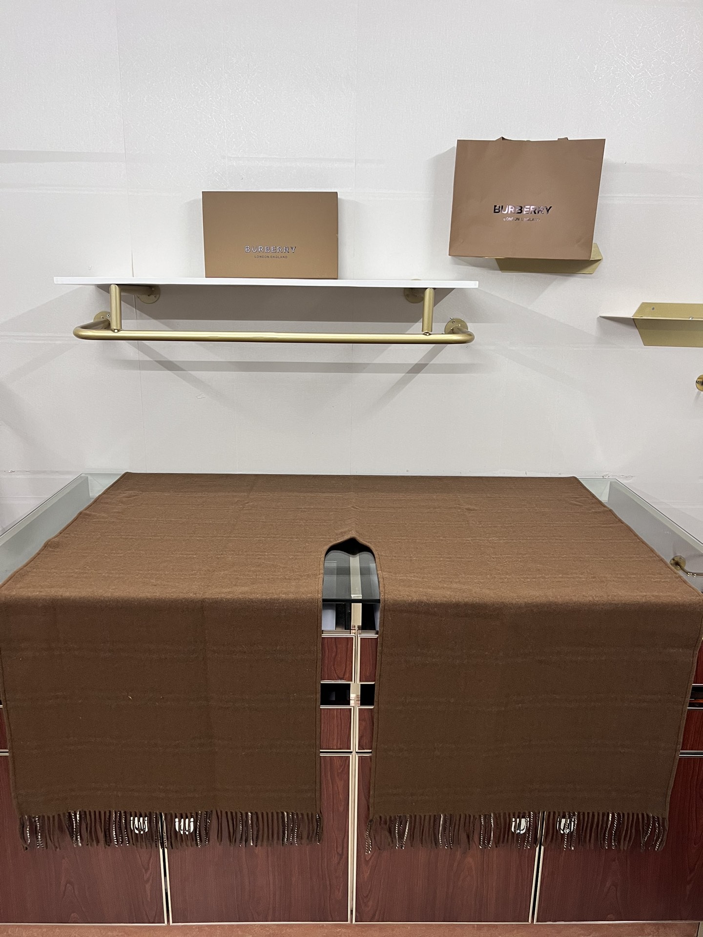 💟专柜官网同步发售！BURBERRY限量款斗篷披肩重磅！！满满的都是细节打造！！此款B格披风是巴宝莉秋冬