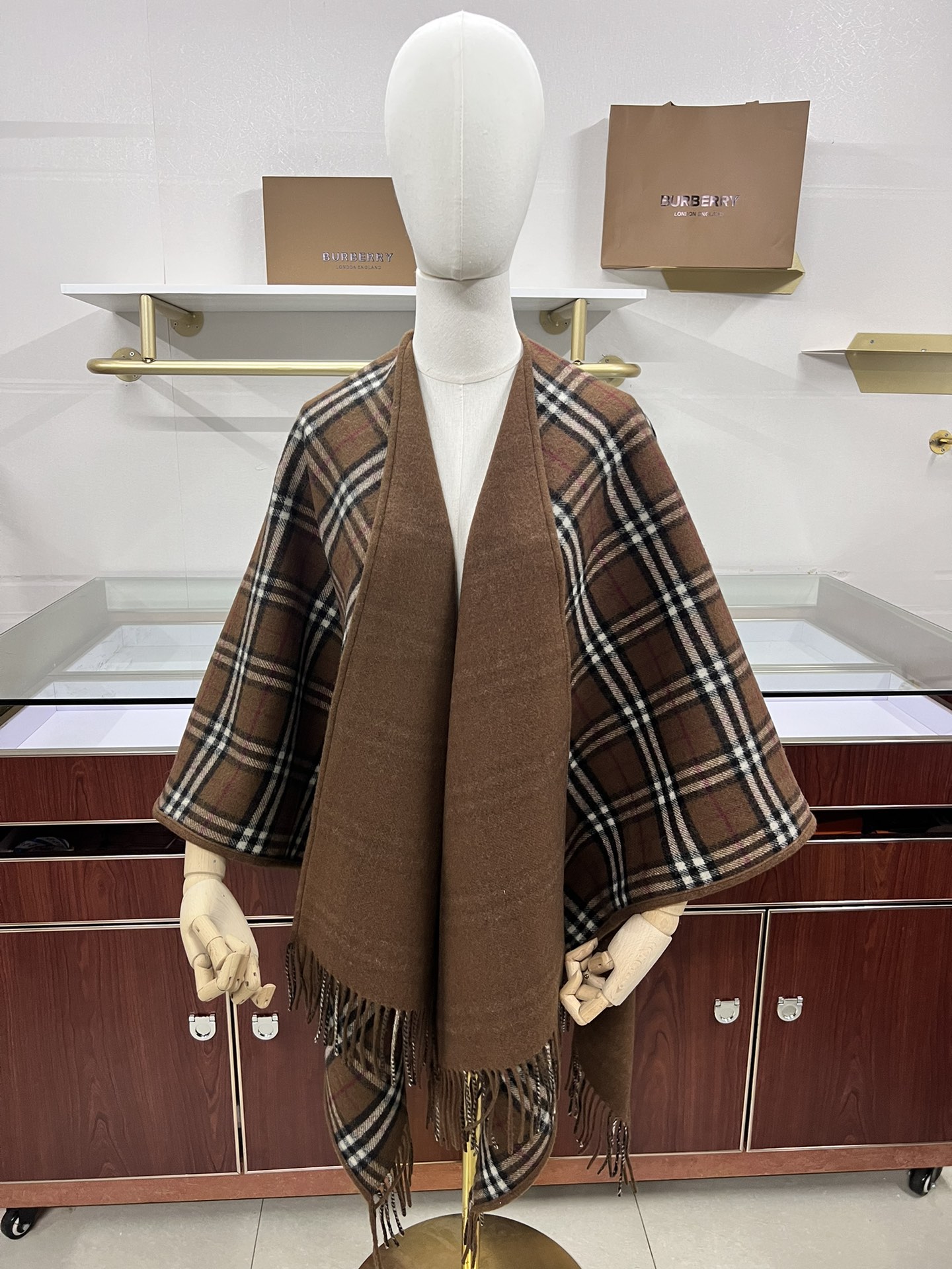 💟专柜官网同步发售！BURBERRY限量款斗篷披肩重磅！！满满的都是细节打造！！此款B格披风是巴宝莉秋冬