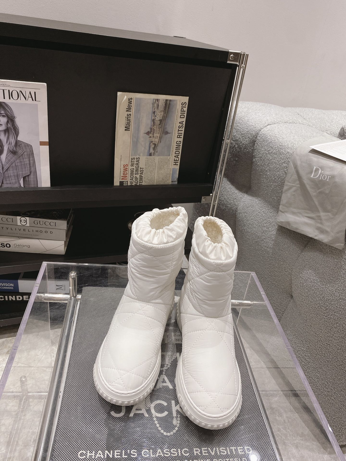 NO:630596,Dior autumn and winter catwalk style down fur boots, snow boots, original replicas, details are completely matched, new fur boots weather vane, good-looking and eye-catching, simple and versatile, original waterproof down cloth surface, perfect craftsmanship, wool lining, warm and super comfortable, original TPU foam combination outsole Size: 35-40, snow boots, dior, boots, down jacket19860909Dior秋冬走秀款羽绒毛靴 雪地靴 原版复刻 细节完全对版 全新毛靴风向标 好看非常抢眼 简约百搭不平凡 原版防水羽绒布面 工艺完美 羊毛内里 保暖超舒适 原版TPU发泡组合大底 Size:35-40,雪地靴,dior,boots,down jacket,Women's Shoes