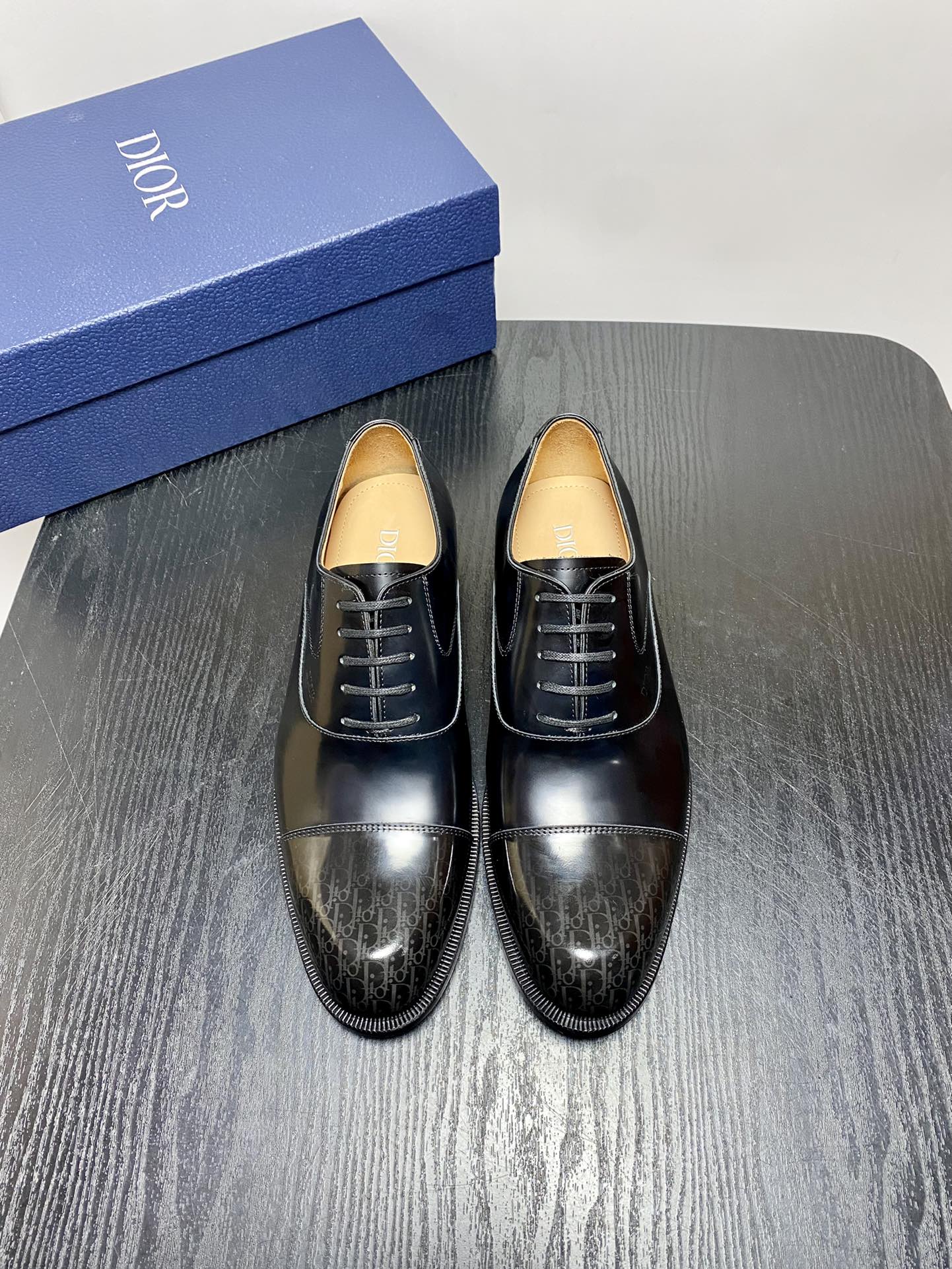 NO:780915,Dior Derby Shoes | Genuine leather sole formal leather shoes | Carefully crafted with open-edge beaded cowhide | Water-dyed cowhide lining | With classic lace-up closure | Exquisite embossed brand logo on the side | Glossy stacked heel design enhances style | Can be matched with formal or casual looks Size39-44 (customized at 38.45.46),, dior, dior, cowhide19860909Dior迪奥德比鞋｜真皮底正装皮鞋｜采用开边珠牛皮精心制作｜水染牛皮内里｜搭配经典的系带开合｜侧面饰以精致的压花品牌标志｜富有光泽的叠层鞋跟设计提升格调｜可与正装或休闲造型搭配 Size39-44(38.45.46定做),,dior,dior,cowhide,Men's shoes