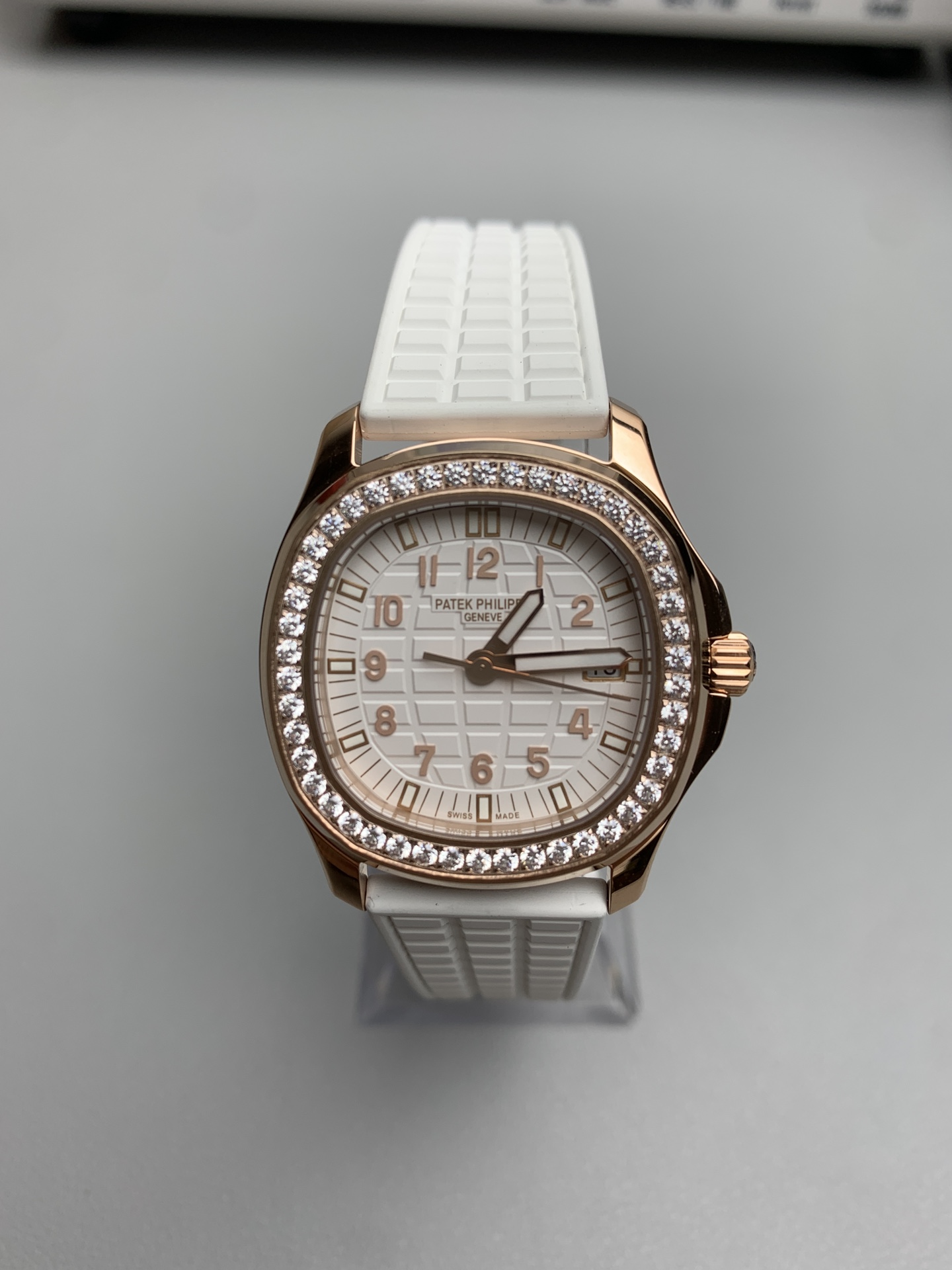 NO:389277,Patek Philippe 5067A Grenade Quartz Women's Watch - PPF continues to purchase the original PP--5067A watch and independently disassemble the mold. Perfectly restore the PATEK PHILIPPE--5067A full series of quartz watches, bringing the best replica product and ultimate experience on the entire network. [Watch strap buckle] 1. Use natural composite rubber (Tropical) material consistent with the original, which is wear-resistant and can resist seawater erosion and ultraviolet radiation. 2. Perfectly clone Aquanaut's latest buckle, and even on very small corners, it is chamfered to ensure the original comfort. [Case] ​​1. The watch size is 35.6X7.7mm The round octagonal case is consistent with the original, maintaining the retro shape and exquisite polishing.  2. The screw-in handle design and solid bottom cover are in line with the original version 3. The bezel is inlaid with 46 top-grade Swarovski crystals (1 carat in total) [movement] Swiss quartz movement is modified with PPCal.E23-core. It is stable when walking, has a long battery life, and has a high cost performance.,,swarovski,patek philippe19860909百达翡丽 5067A 手雷 石英女表 ——PPF继续购入原装PP--5067A腕表,独立拆解开模.完美还原PATEK PHILIPPE--5067A全系列石英腕表,带来全网最佳的复刻产品和极致体验.【表带 扣】 1.采用与原装一致的天然复合橡胶（Tropical）材质,经久耐磨,可抵抗海水侵蚀和紫外线辐射. 2.完美克隆Aquanaut最新表扣,即使在非常细小的拐角处上也做有倒角润饰,确保还原正品般的舒适感.【表壳】 1.腕表尺寸35.6X7.7mm 圆润的八角形表壳与原装一致,保持着复古的造型和精湛的打磨. 2.旋入式把头设计和实心底盖吻合与原版 3.表圈镶嵌46颗顶级施华洛世奇水晶（共计1克拉）【机芯】 瑞士石英机芯改PPCal.E23-芯.走时稳定,续航持久,性价比超高.,,swarovski,patek philippe,Watch