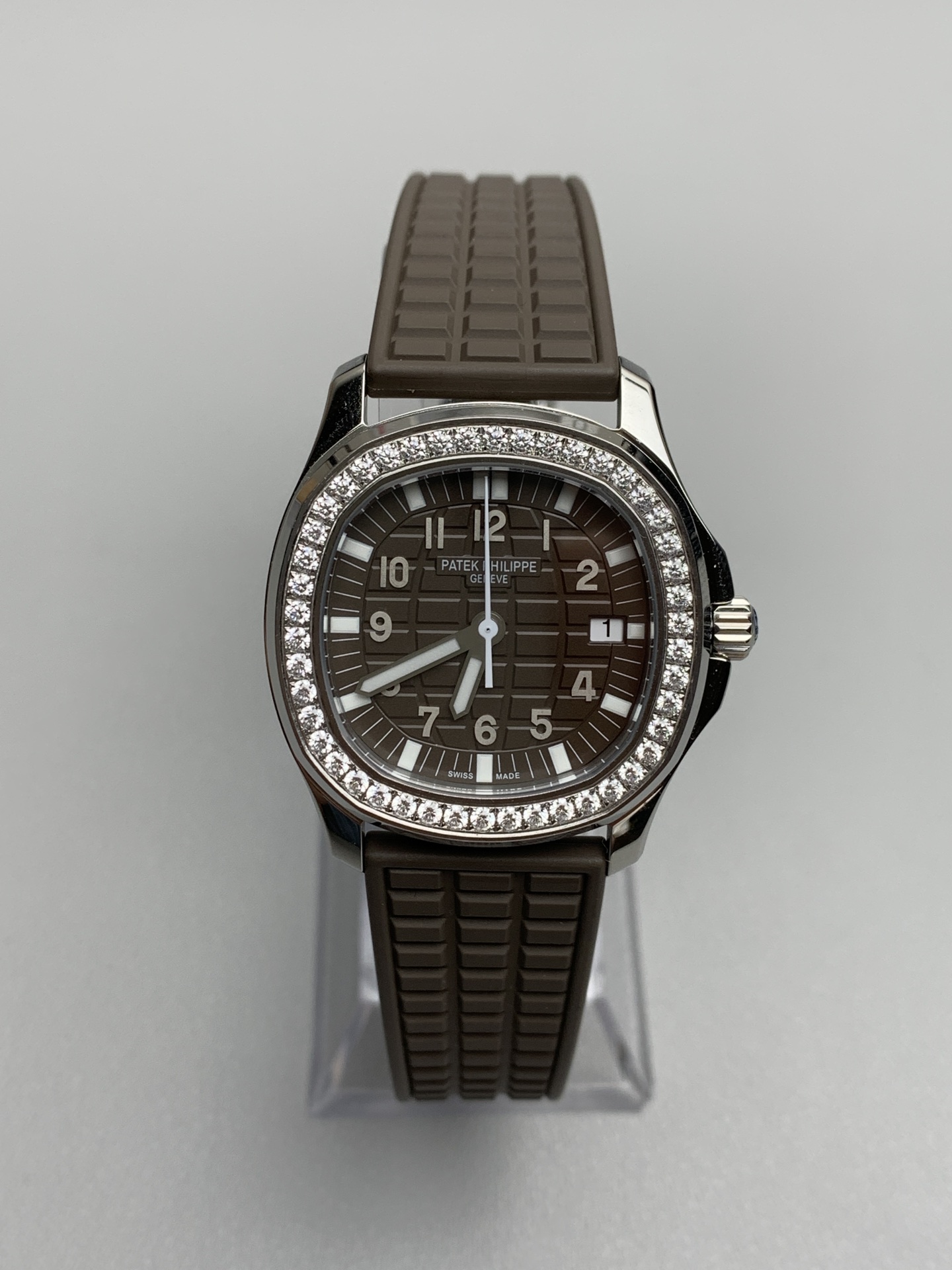 NO:391955,Patek Philippe 5067A Grenade Quartz Women's Watch - PPF continues to purchase the original PP--5067A watch and independently disassemble the mold. Perfectly restore the PATEK PHILIPPE--5067A full series of quartz watches, bringing the best replica product and ultimate experience on the entire network. [Watch strap buckle] 1. Use natural composite rubber (Tropical) material consistent with the original, which is wear-resistant and can resist seawater erosion and ultraviolet radiation. 2. Perfectly clone Aquanaut's latest buckle, and even on very small corners, it is chamfered to ensure the original comfort. [Case] ​​1. The watch size is 35.6X7.7mm The round octagonal case is consistent with the original, maintaining the retro shape and exquisite polishing.  2. The screw-in handle design and solid bottom cover are in line with the original version 3. The bezel is inlaid with 46 top-grade Swarovski crystals (1 carat in total) [movement] Swiss quartz movement is modified with PPCal.E23-core. It is stable when walking, has a long battery life, and has a high cost performance.,,swarovski,patek philippe19860909百达翡丽 5067A 手雷 石英女表 ——PPF继续购入原装PP--5067A腕表,独立拆解开模.完美还原PATEK PHILIPPE--5067A全系列石英腕表,带来全网最佳的复刻产品和极致体验.【表带 扣】 1.采用与原装一致的天然复合橡胶（Tropical）材质,经久耐磨,可抵抗海水侵蚀和紫外线辐射. 2.完美克隆Aquanaut最新表扣,即使在非常细小的拐角处上也做有倒角润饰,确保还原正品般的舒适感.【表壳】 1.腕表尺寸35.6X7.7mm 圆润的八角形表壳与原装一致,保持着复古的造型和精湛的打磨. 2.旋入式把头设计和实心底盖吻合与原版 3.表圈镶嵌46颗顶级施华洛世奇水晶（共计1克拉）【机芯】 瑞士石英机芯改PPCal.E23-芯.走时稳定,续航持久,性价比超高.,,swarovski,patek philippe,Watch