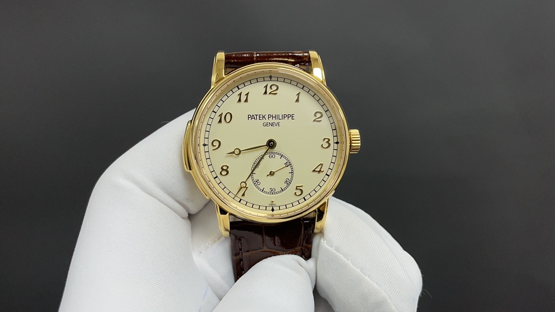 NO:617713,TW produced white case gold case TW Factory Patek Philippe PP super complex function timepiece series - watch!  Highly recommended!  R55 [Details upgraded as follows] Size 40 mm, thickness 11.05 mm ① The authentic model is molded and the case is polished to make the whole more symmetrical and coordinated, restoring the unique warm texture of the original. ② The scales and hands are treated with the latest precious metal plating process, and the effect is even better. ③ Sapphire watch mirror, the version is consistent with the original, the effect is transparent, and the time is clear. Use the customized version of Cal.R 27  PS automatic movement - thinner, more stable, and more like. [Strap] Classic Italian calfskin strap, with clear texture and high quality. The pin buckle is neatly polished and bright, universal and original without pressure. Two and a half needles are carefully crafted by TW Factory and made with care!  Extremely elegant, classic and timeless, low-key and perfect, the best luxury gift recommendation for handsome men in watches, please look for TW’s exclusive quality, patek philippe, cowhide19860909TW 出品 白壳 金壳 TW Factory 百达翡丽 PP 超级复杂功能时计系列——腕表！强势推荐！R55【细节升级如下】尺寸40毫米,厚度11.05毫米 ①正品开模,表壳打磨,使之整体更佳匀称协调,还原正品独特的温润质感. ②刻度和指针,采用最新的贵金属电镀工艺处理,效果更上一层楼. ③蓝宝表镜,版型与正品一致,效果通透,辨时清晰. 采用定制版Cal.R 27 PS自动机芯——更薄,更稳,更像.【表带】 经典意大利小牛皮表带,纹路清晰,质感上乘.针式表扣打磨齐整光亮,通用原装无压力.两针半 TW Factory精心雕琢 用心之作！极致优雅,经典永恒,低调完美,表中之帅送礼最佳奢华推荐请认准TW独家品质,,patek philippe,cowhide,Watch
