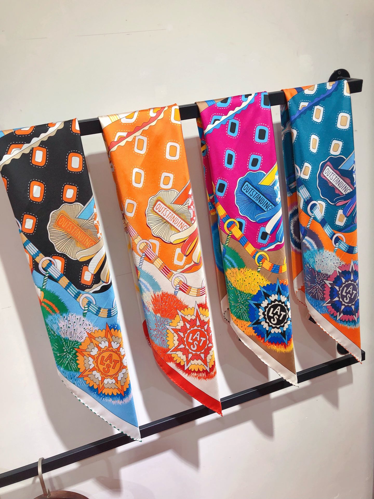 NO:170701,SHMS23145 original single HERMES [Cheval Mascotte] 90cm silk square scarf This Hermes finishing touch can be worn in various ways and is suitable for any clothing. Whether tied around the neck or worn as a top, belt and headscarf, it is pleasing to the eye [Specification 90x90cm Twill silk], high-end scarf, hermes, hermes, real silk19860909SHMS23145原单HERMES【Cheval Mascotte】90cm真丝方巾这款爱马仕点睛配饰可以多种方式佩戴,与任何服饰皆搭配得宜.无论系绕颈间,或作为上衣、腰带及头巾佩戴,皆赏心悦目【规格90x90cm 斜纹真丝】,高版本围巾,hermes,hermes,real silk,scarf