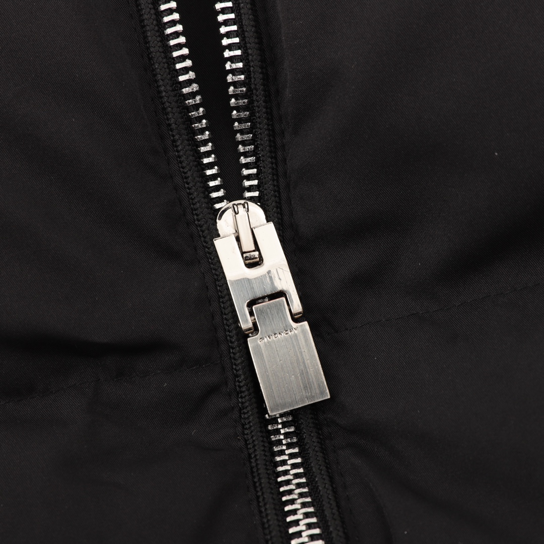 Givenchy纪梵希GVC 4G搭扣羽绒服外套 6