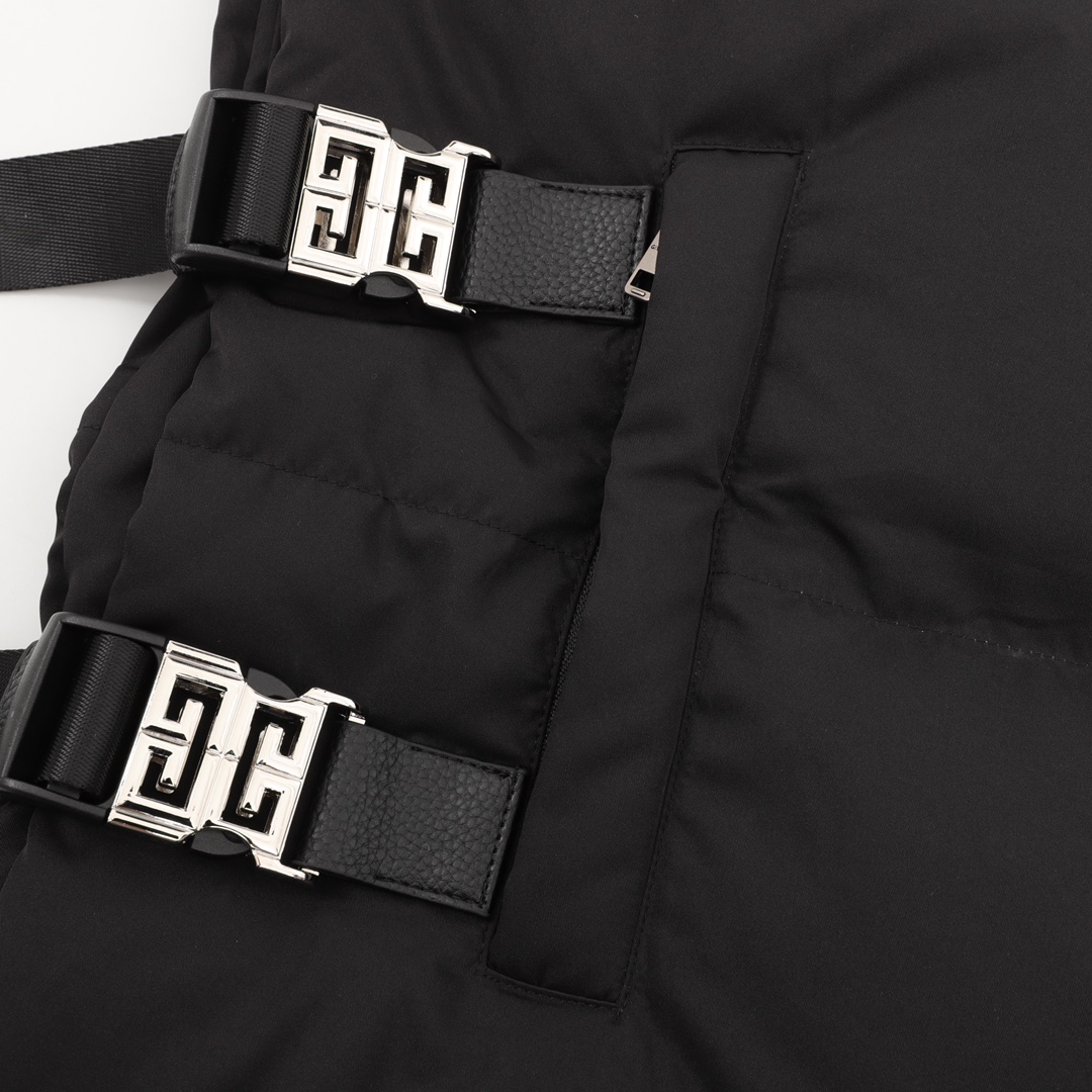 Givenchy纪梵希GVC 4G搭扣羽绒服外套 7
