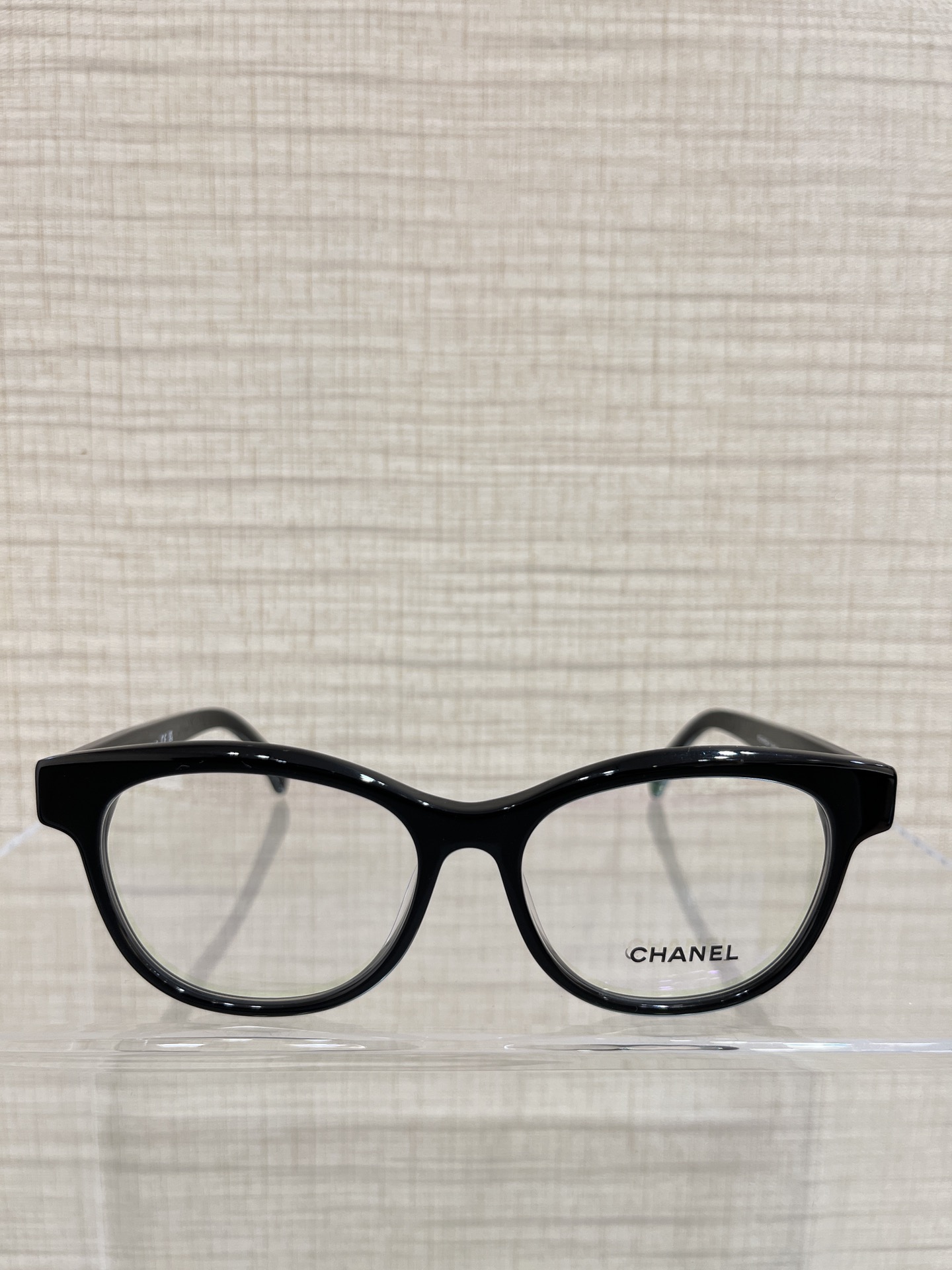 NO:635145,CH3440 frame is a plain frame with a white, rich and beautiful temperament. This frame is really good-looking on the face. It has its own prescription and is of ZP-level quality. You can feel the texture in your hands.,,Cardia high-end jewelry19860909CH3440镜框 自带白富美气质的素颜框 这副上脸真的很好看,自配度数 zp级品质,质感到手就感受到.,,卡迪亚高端饰品,Jewelry