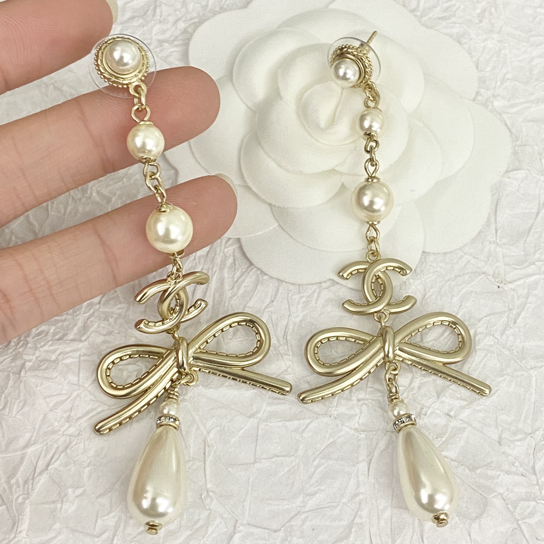  编码E1813  
🛍香家耳钉热销款火爆上新❣
🛍同步专柜‼独家高端品质实拍图‼代购级别‼做工精致细腻