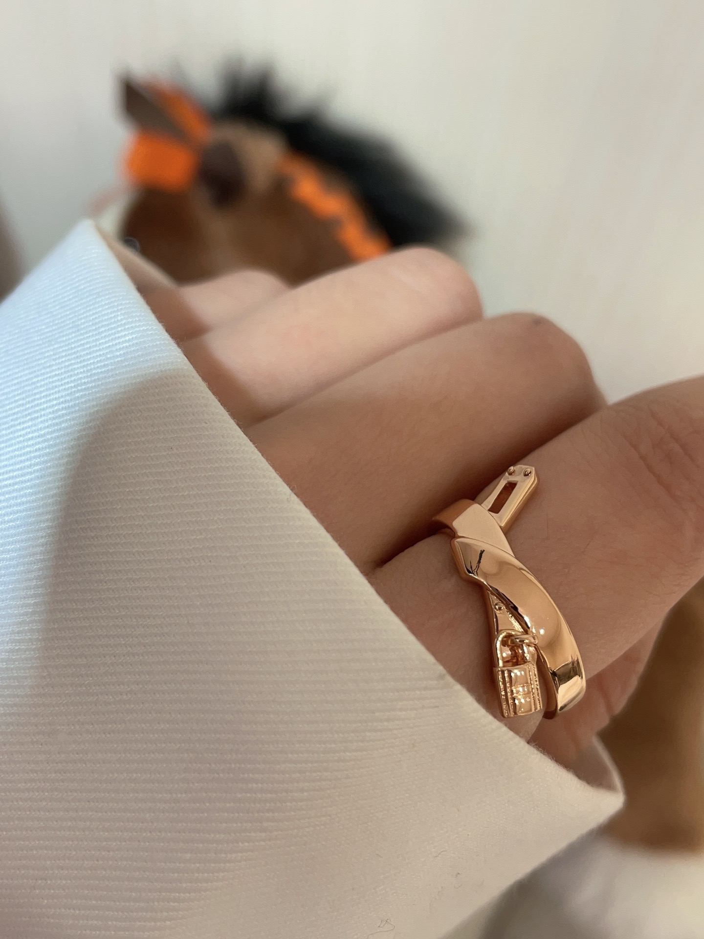 NO:919182,The jewelry series that arrived today is the new Kelly Gavroche rose gold knotted lock pendant ring. The knotted Kelly buckle classic small lock. The concave shape is super cool when worn on the hand. It is very eye-catching. It is highly recommended to buy jewelry even if it is not available. ZK gold inlaid with real diamonds. Customized silver material with thick real gold plating. Size US 6-7-8, ring, Cartier high-end jewelry19860909今日到货珠宝系列 新款kelly Gavroche玫瑰金色打结锁头吊坠戒指 打结的kelly扣家经典小锁头 佩戴上手凹造型超酷 很出片 超级推荐不配货也要入手的珠宝 zk金镶真钻 定制款银材质厚镀真金 size美码6-7-8码,,ring,卡迪亚高端饰品,Jewelry