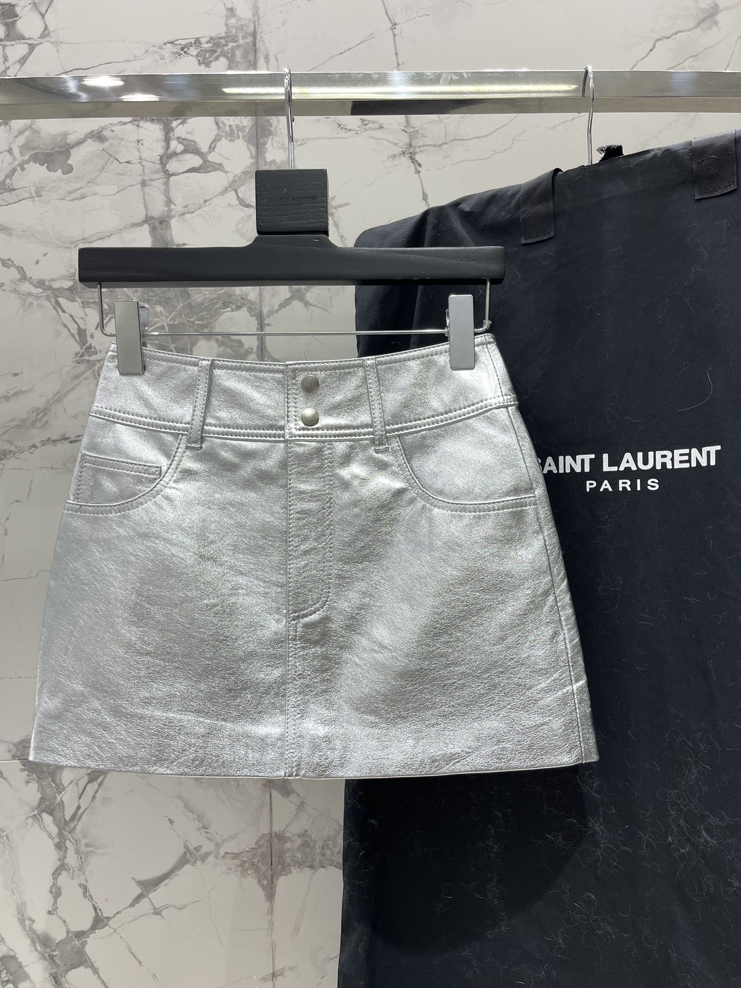 Migliore replica di lusso
 Yves Saint Laurent Abbigliamento Gonne 1: 1 replica
 Lavorazione a maglia Pelle d’agnello verniciata pecora