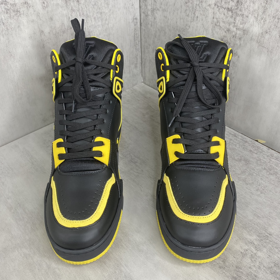 Louis Vuitton 新款上架 LV Trainer 路易-威登2022走秀新款 1：1开发 上脚非常舒适 做工精细 鞋面由意大利进口小牛皮拼接 侧边饰有品牌LOGO标志及签名