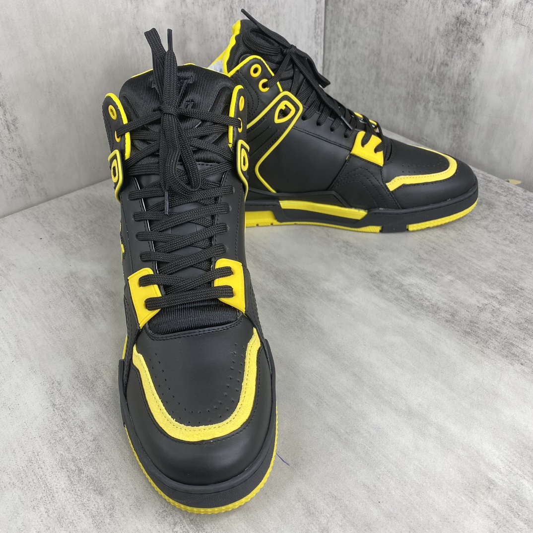 Louis Vuitton 新款上架 LV Trainer 路易-威登2022走秀新款 1：1开发 上脚非常舒适 做工精细 鞋面由意大利进口小牛皮拼接 侧边饰有品牌LOGO标志及签名