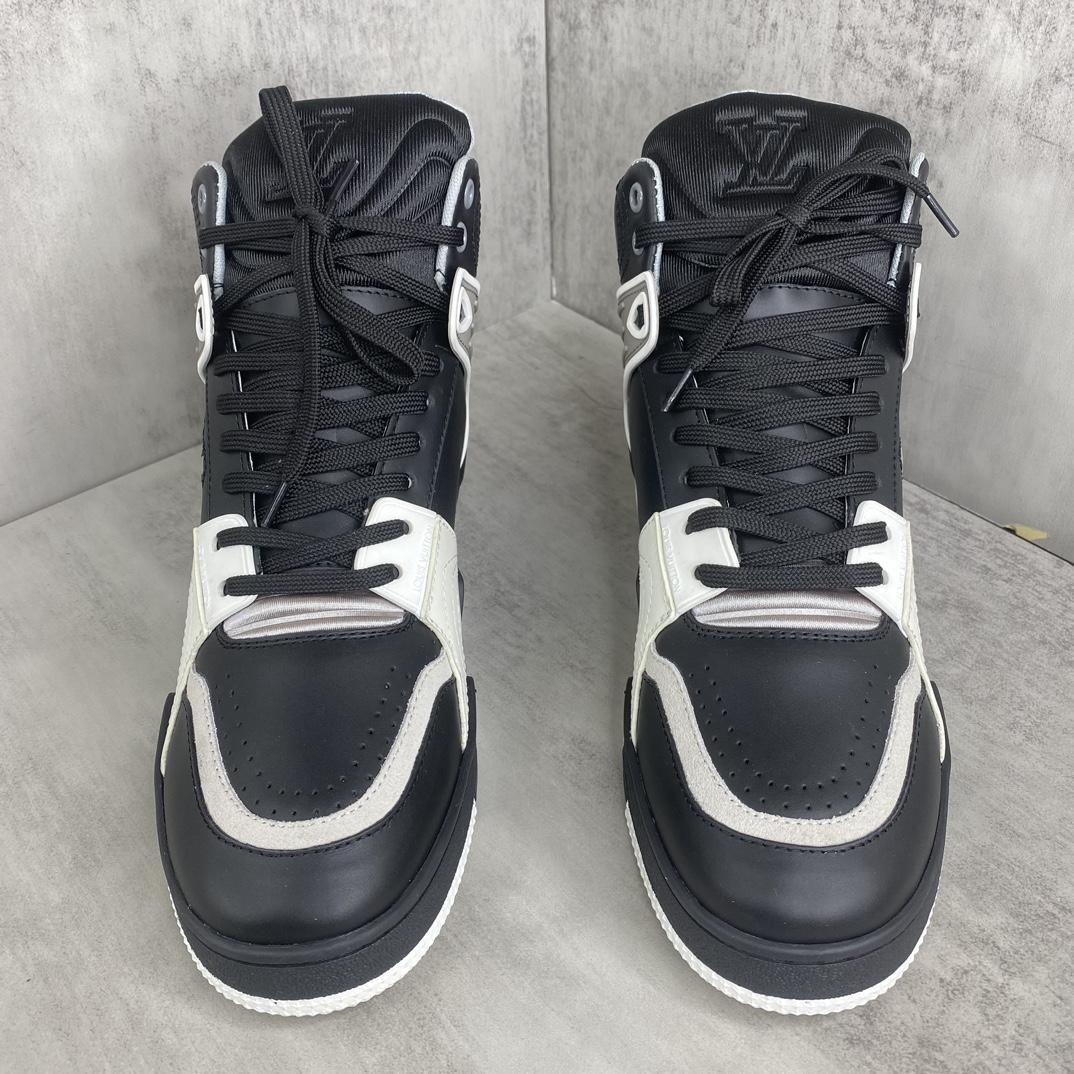Louis Vuitton 新款上架 LV Trainer 路易-威登2022走秀新款 1：1开发 上脚非常舒适 做工精细 鞋面由意大利进口小牛皮拼接 侧边饰有品牌LOGO标志及签名