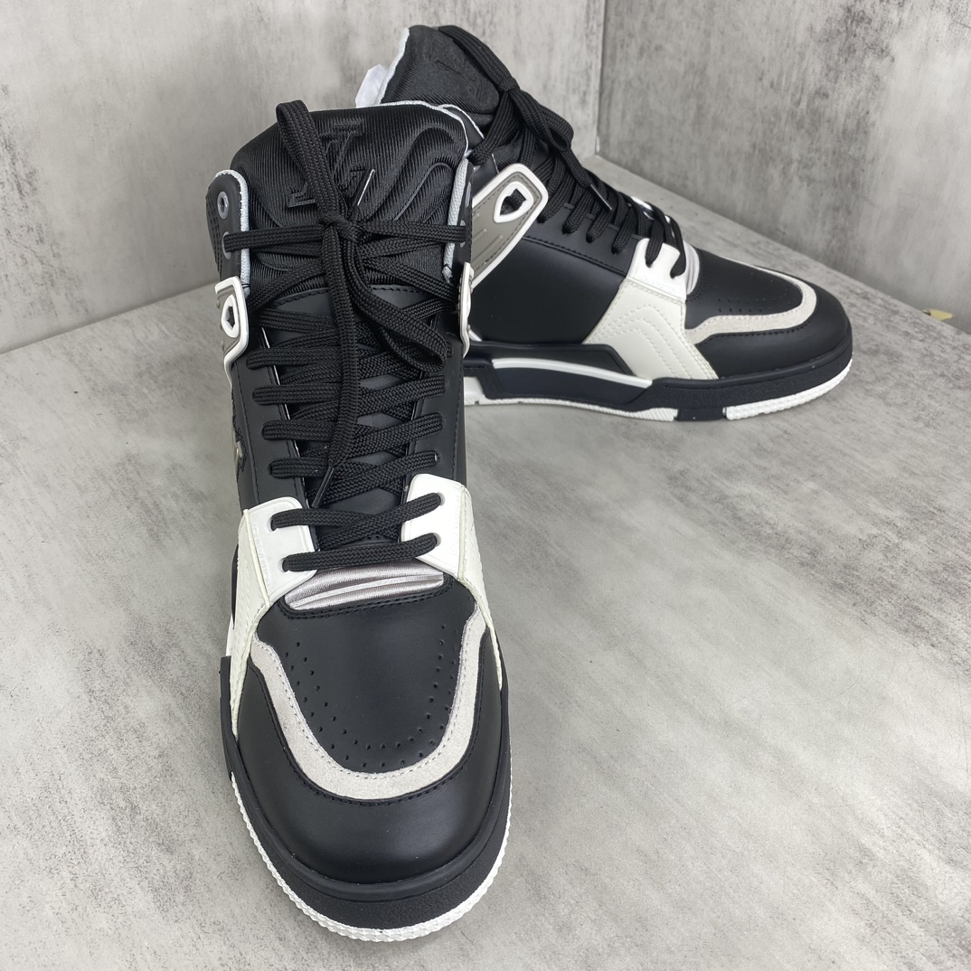 Louis Vuitton 新款上架 LV Trainer 路易-威登2022走秀新款 1：1开发 上脚非常舒适 做工精细 鞋面由意大利进口小牛皮拼接 侧边饰有品牌LOGO标志及签名