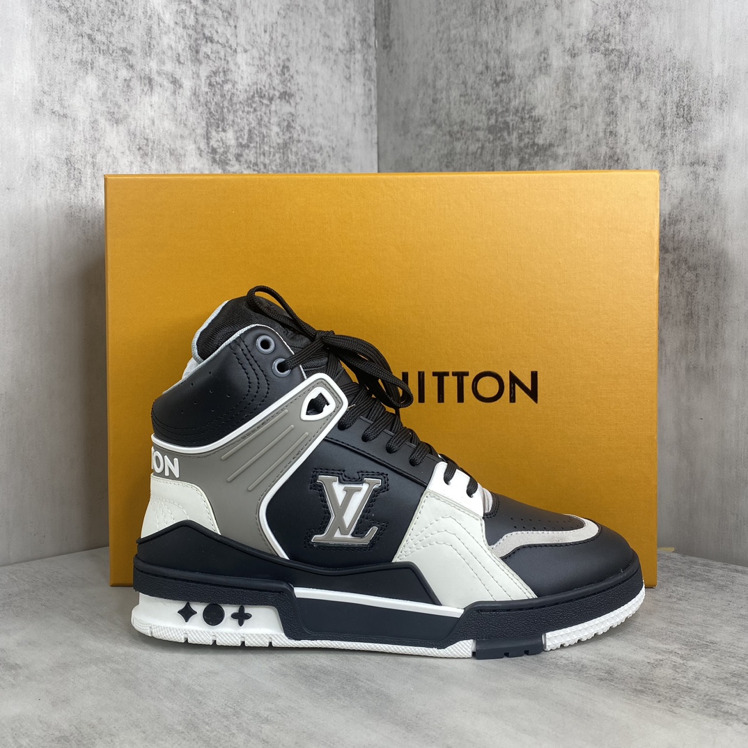 Louis Vuitton 新款上架 LV Trainer 路易-威登2022走秀新款 1：1开发 上脚非常舒适 做工精细 鞋面由意大利进口小牛皮拼接 侧边饰有品牌LOGO标志及签名