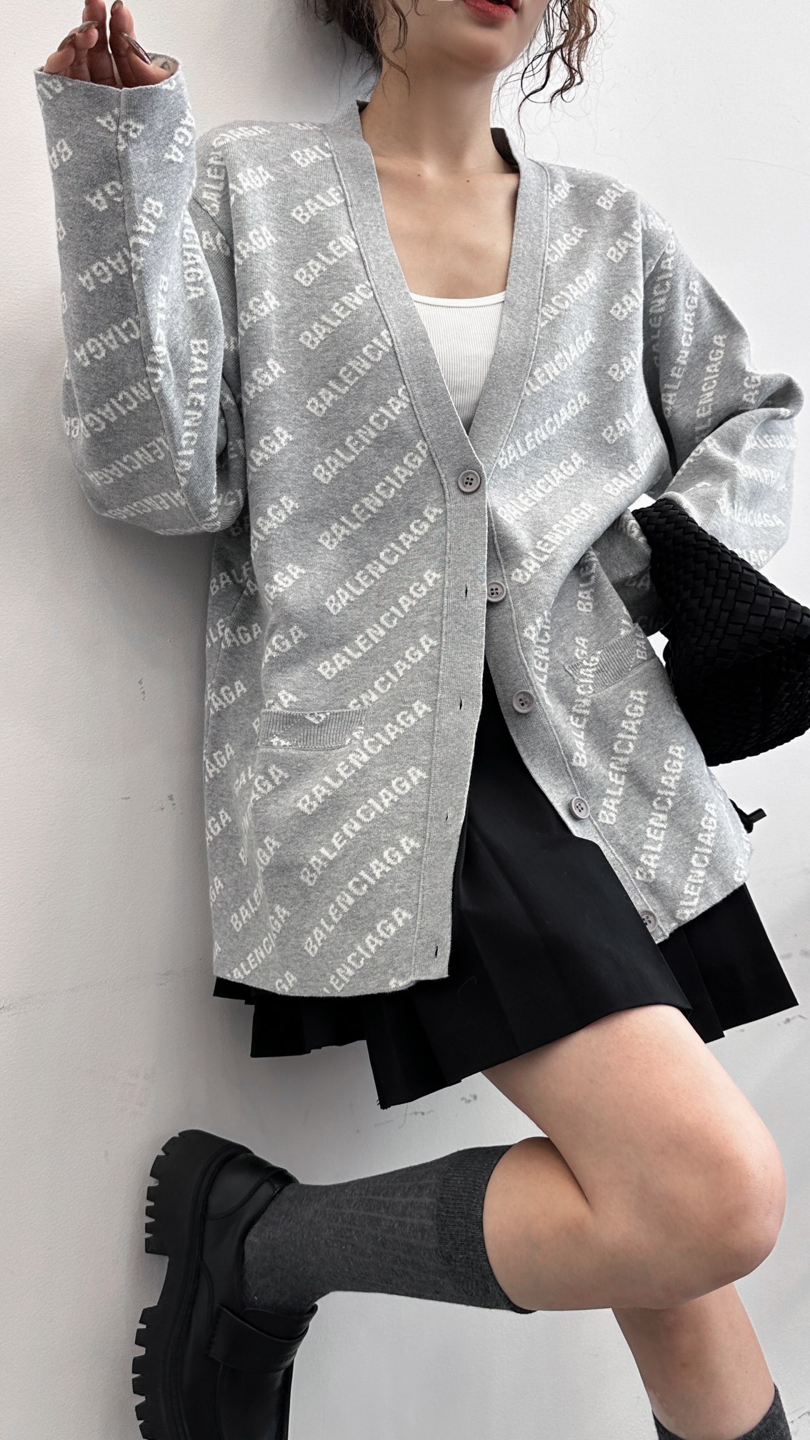 🌾BAl🆕🆕🆕IAGA 灰色布满英文字母毛衣 🍂毛衣的季节，YB 9800购入，巴黎独家定织定染采用最好