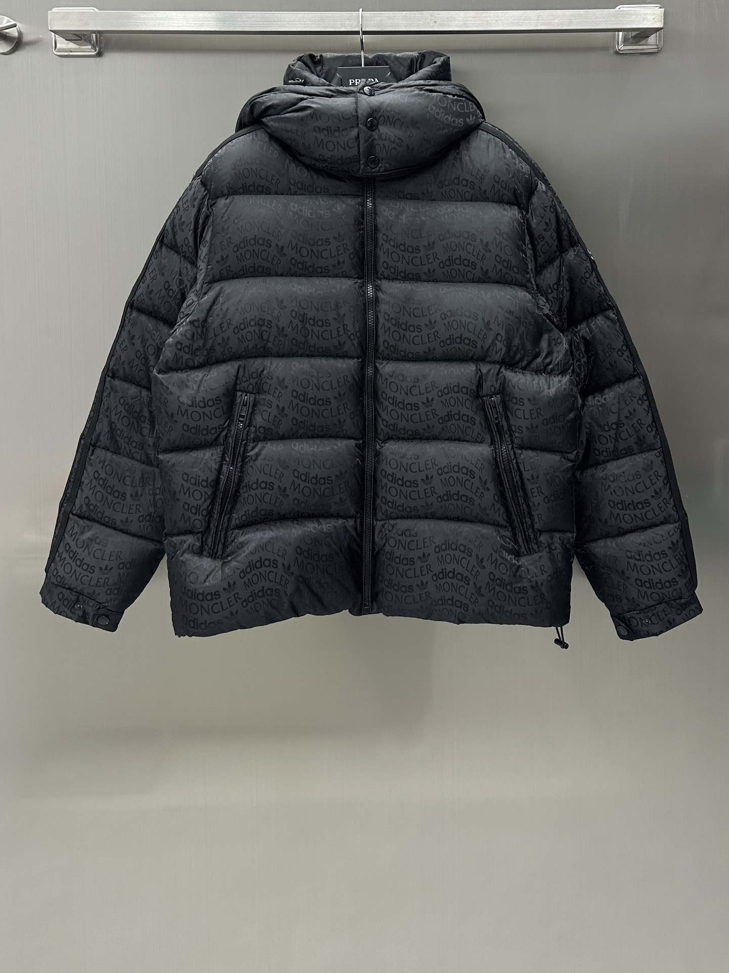 NO:696715,Comes with dust bag Moncler / adidas* New arrival Detachable hooded down jacket customized with YB exclusive nylon material Ready-to-wear is more crisp and stylish Windproof and waterproof Penetrating letters embellish the whole Unique and fashionable Elastic hem No need to worry about autumn and winter wear Double the warmth effect Can be worn as a ski suit Signature patch decoration on the sleeves Full of design details Detachable hood for different wearing styles YB development Customized all-round accessories  High quality visible to the naked eye. The hooded down jacket has a more fashionable upper body. Down filling standard: national standard 90. Down filling: white goose down. High version 1 2 3 4 5 5,,adidas,down jacket,hats,19860909配防尘袋Moncler / adidas* 新品上架可拆卸连帽羽绒服定制YB专属尼龙材质 成衣更为挺括有型 防风防水 渗透字母点缀整体 独特且时髦 松紧下摆 秋冬穿搭无需担心 保暖效果翻倍 可作为滑雪服穿搭 手袖处标志性章仔装饰 细节呈现满满设计感 可拆卸帽子 呈现不同穿法风格 YB开发 定制全方位面辅料 肉眼可见的高级品质 连帽羽绒服 上身更为时髦洋气 充绒标准:国标90 充绒物:白鹅绒 高版本1 2 3 4 5 5,,adidas,down jacket,hats,,Women's clothing