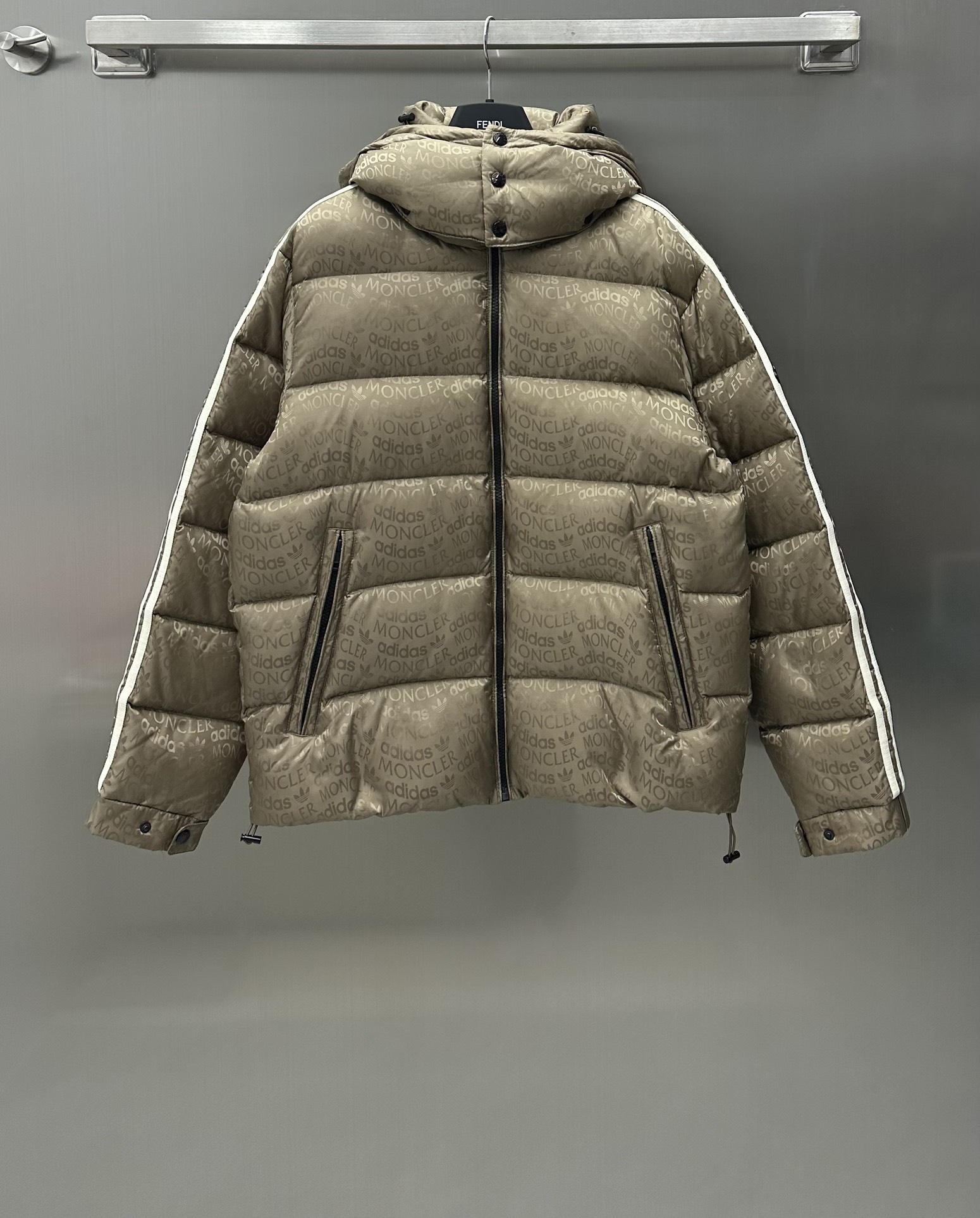 NO:696714,Comes with dust bag Moncler / adidas* New arrival Detachable hooded down jacket customized with YB exclusive nylon material Ready-to-wear is more crisp and stylish Windproof and waterproof Penetrating letters embellish the whole Unique and fashionable Elastic hem No need to worry about autumn and winter wear Double the warmth effect Can be worn as a ski suit Signature patch decoration on the sleeves Full of design details Detachable hood for different wearing styles YB development Customized all-round accessories  High quality visible to the naked eye. The hooded down jacket has a more fashionable upper body. Down filling standard: national standard 90. Down filling material: white goose down. High version 1 2 3 4 5 5 colors, adidas, down jacket, hats,19860909配防尘袋Moncler / adidas* 新品上架可拆卸连帽羽绒服定制YB专属尼龙材质 成衣更为挺括有型 防风防水 渗透字母点缀整体 独特且时髦 松紧下摆 秋冬穿搭无需担心 保暖效果翻倍 可作为滑雪服穿搭 手袖处标志性章仔装饰 细节呈现满满设计感 可拆卸帽子 呈现不同穿法风格 YB开发 定制全方位面辅料 肉眼可见的高级品质 连帽羽绒服 上身更为时髦洋气 充绒标准:国标90 充绒物:白鹅绒 高版本1 2 3 4 5 5色,,adidas,down jacket,hats,,Women's clothing