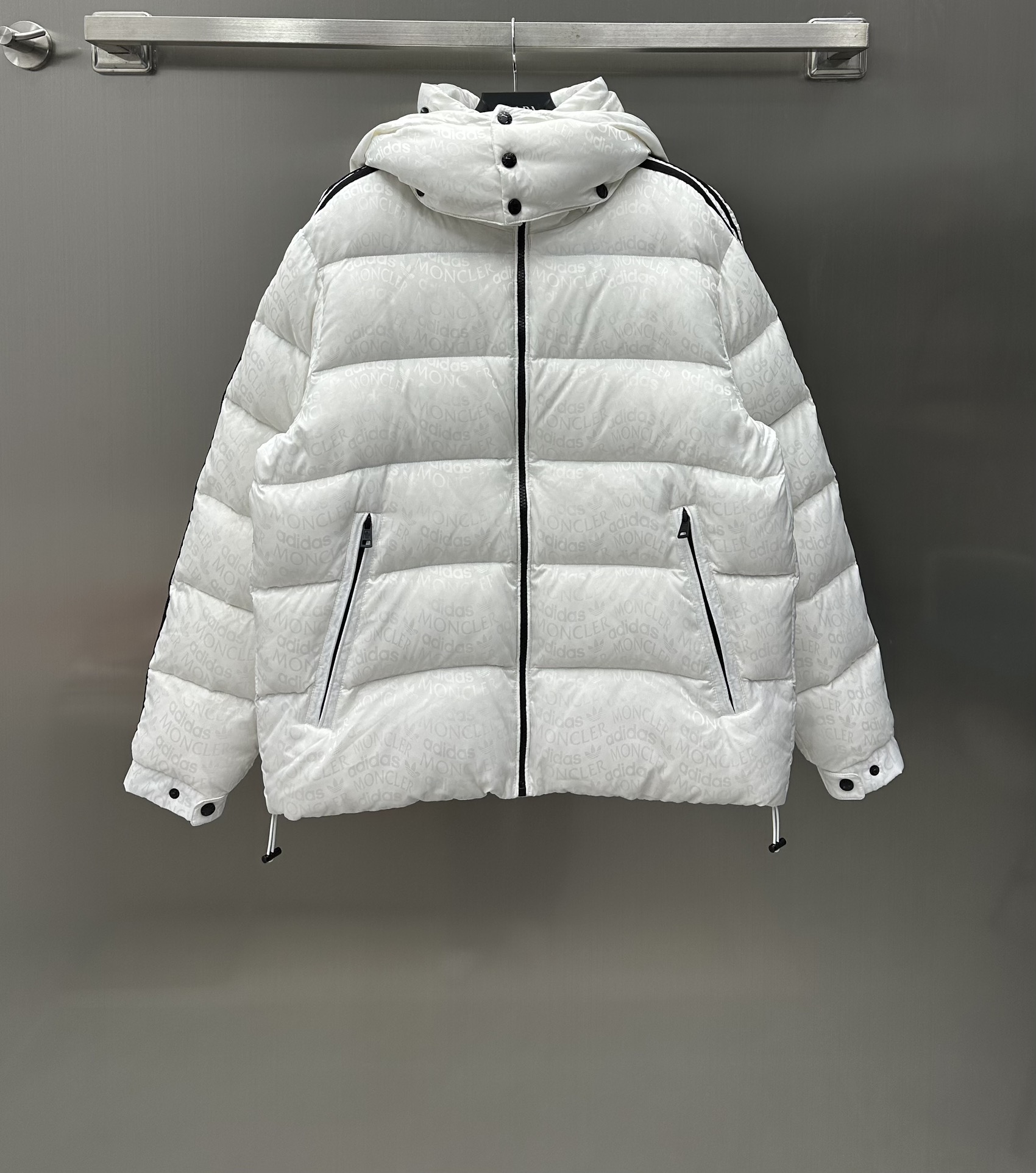 NO:696717,Comes with dust bag Moncler / adidas* New arrival Detachable hooded down jacket customized with YB exclusive nylon material Ready-to-wear is more crisp and stylish Windproof and waterproof Penetrating letters embellish the whole Unique and fashionable Elastic hem No need to worry about autumn and winter wear Double the warmth effect Can be worn as a ski suit Signature patch decoration on the sleeves Full of design details Detachable hood for different wearing styles YB development Customized all-round accessories  High quality visible to the naked eye. The hooded down jacket has a more fashionable upper body. Down filling standard: national standard 90. Down filling material: white goose down. High version 1 2 3 4 5 5 colors, adidas, down jacket, hats,19860909配防尘袋Moncler / adidas* 新品上架可拆卸连帽羽绒服定制YB专属尼龙材质 成衣更为挺括有型 防风防水 渗透字母点缀整体 独特且时髦 松紧下摆 秋冬穿搭无需担心 保暖效果翻倍 可作为滑雪服穿搭 手袖处标志性章仔装饰 细节呈现满满设计感 可拆卸帽子 呈现不同穿法风格 YB开发 定制全方位面辅料 肉眼可见的高级品质 连帽羽绒服 上身更为时髦洋气 充绒标准:国标90 充绒物:白鹅绒 高版本1 2 3 4 5 5色,,adidas,down jacket,hats,,Women's clothing