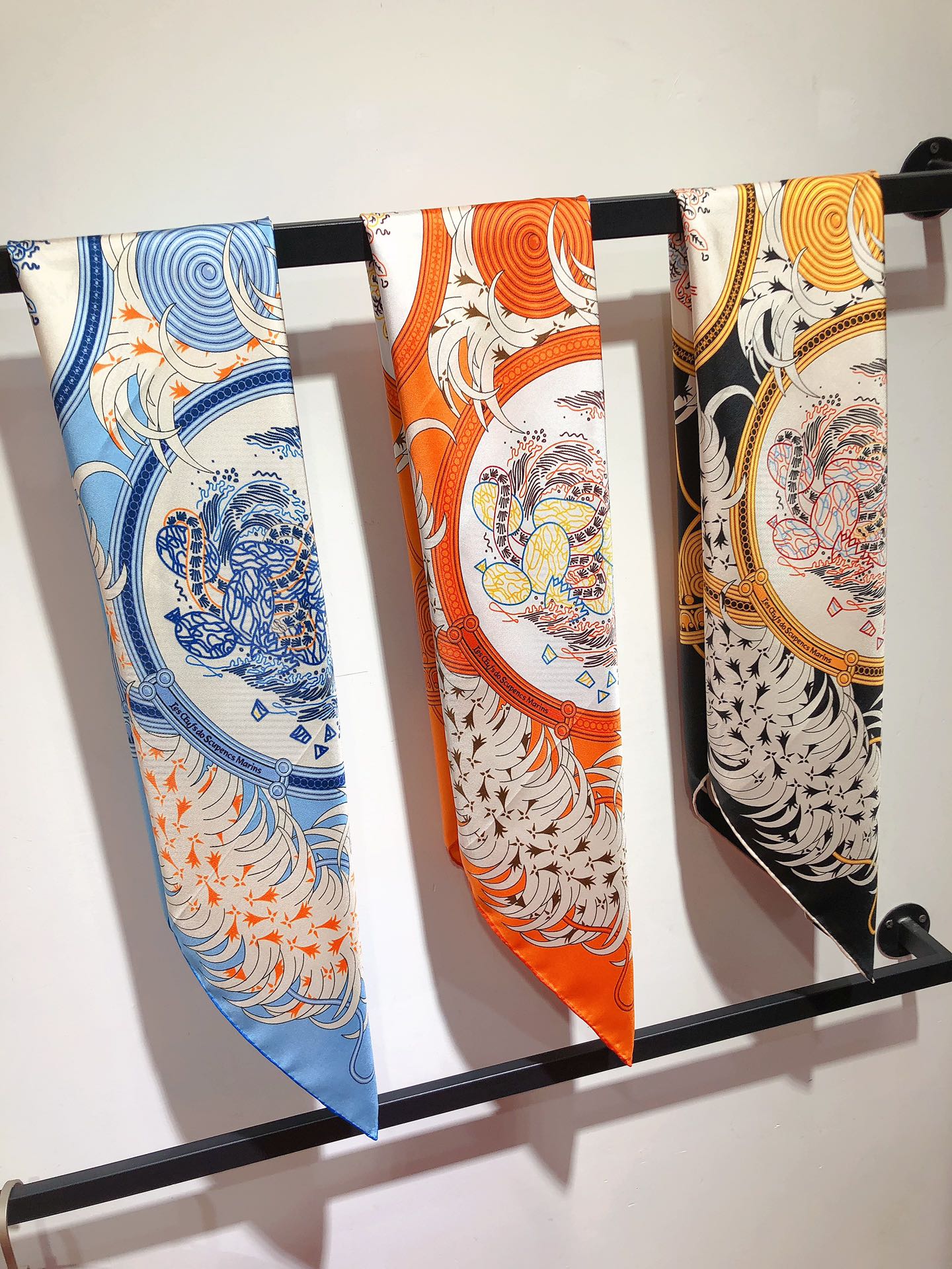 NO:172319,SHMS23146 original single HERMES [Embroidery Legend] 90cm silk square scarf This Hermes finishing touch accessories can be worn in various ways and can be matched with any clothing. Whether tied around the neck or worn as a top, belt and headscarf, it is pleasing to the eye [Specification 90x90cm Twill silk], high-end scarf, hermes, hermes, real silk19860909SHMS23146原单HERMES【刺绣传奇】90cm真丝方巾这款爱马仕点睛配饰可以多种方式佩戴,与任何服饰皆搭配得宜.无论系绕颈间,或作为上衣、腰带及头巾佩戴,皆赏心悦目【规格90x90cm 斜纹真丝】,高版本围巾,hermes,hermes,real silk,scarf