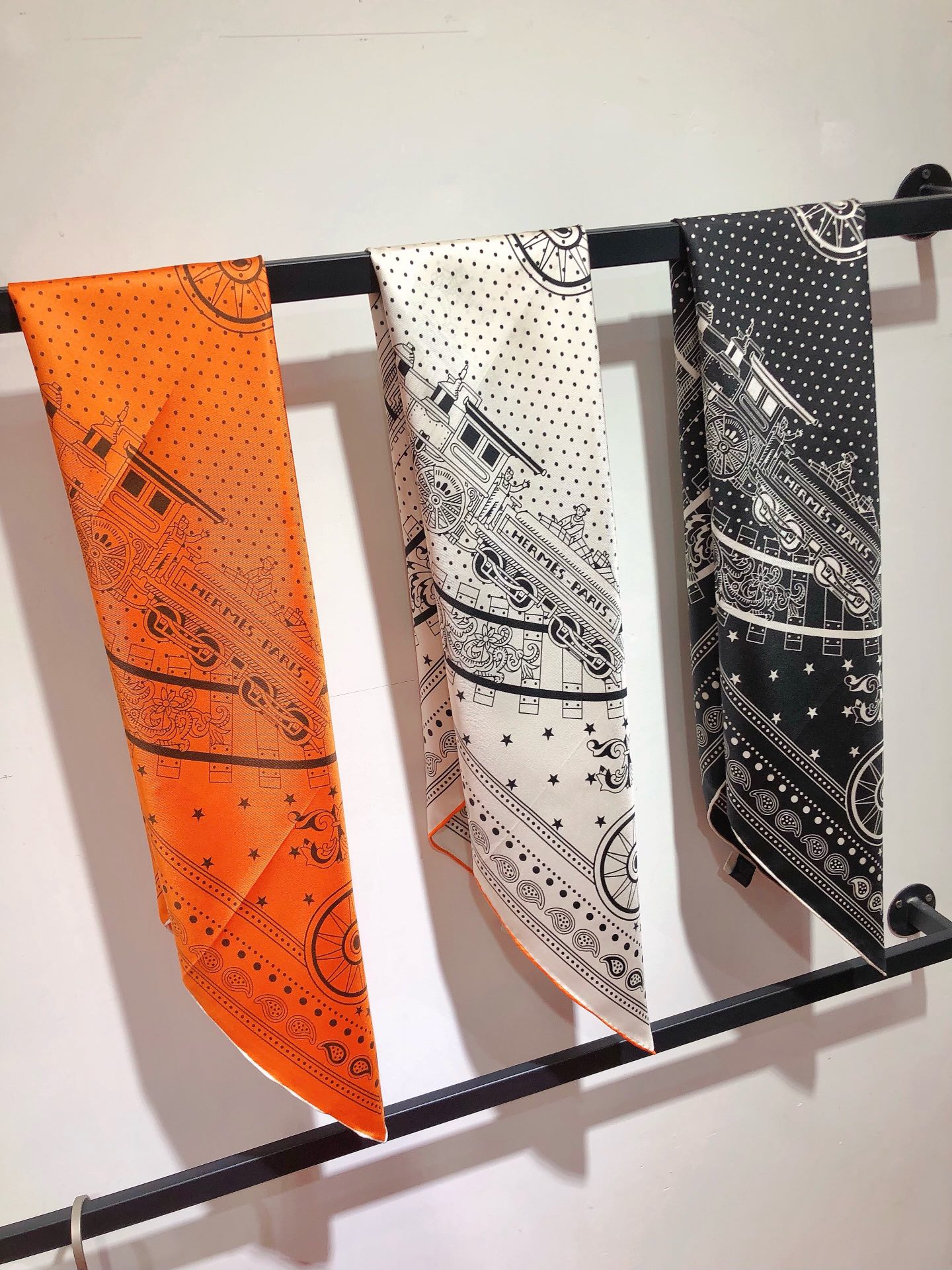 NO:172322,SHMS23147 original single HERMES【ALL ABOARD! BANDANA】90cm silk square scarf This Hermes finishing touch accessories can be worn in various ways and can be matched with any clothing. Whether tied around the neck or as a top, belt and headscarf, it is pleasing to the eye [Specification 90x90cm Twill silk], high-end scarf, hermes, hermes, real silk19860909SHMS23147原单HERMES【ALL ABOARD! BANDANA】90cm真丝方巾这款爱马仕点睛配饰可以多种方式佩戴,与任何服饰皆搭配得宜.无论系绕颈间,或作为上衣、腰带及头巾佩戴,皆赏心悦目【规格90x90cm 斜纹真丝】,高版本围巾,hermes,hermes,real silk,scarf