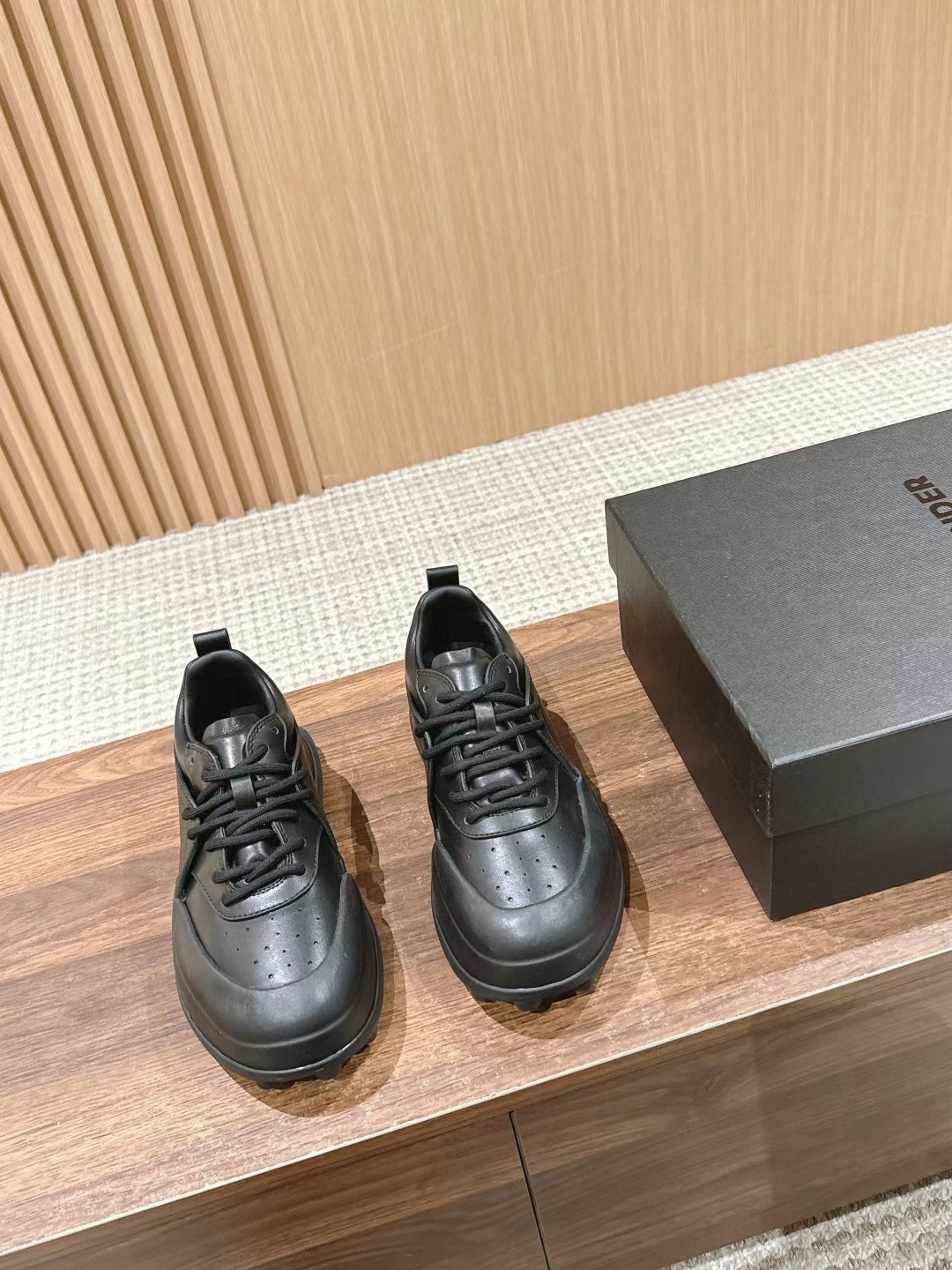 “Gil Sander Gilsanda’s Latest Recreational Sneakers with Simplistic Aesthetics and Comfort” - 图片 1