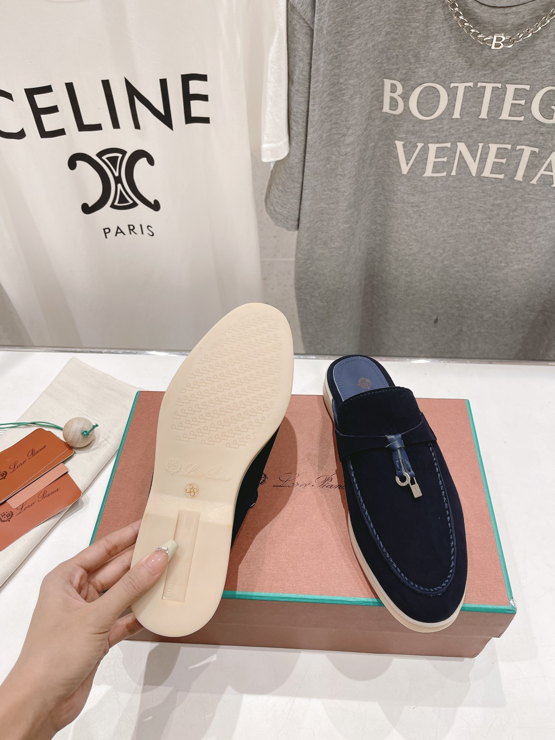 高版本出厂 半托
  Loro Piana* LP万年经典款乐福鞋 简约时尚 脚感超级舒适 一天可以暴走