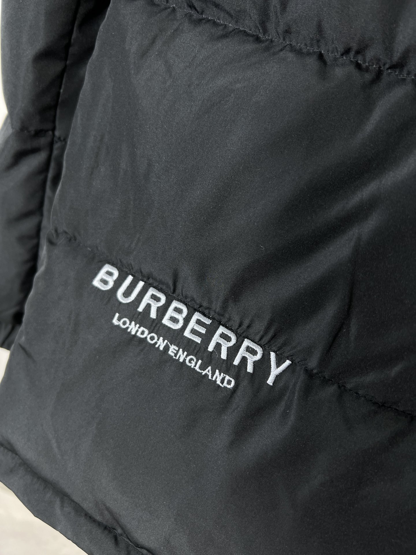 Burberry巴宝莉秋冬新款羽绒服原版1:1订制五金配件全进口原版定制欢迎专柜对比绝对的高品质采用顶级