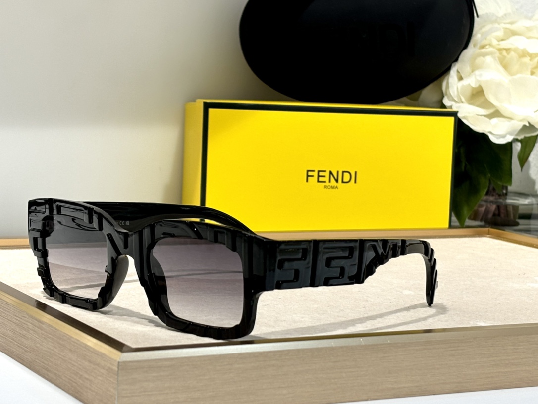  官网明星款
FENDI 型号FE40104l 
Size50-23-145💕
