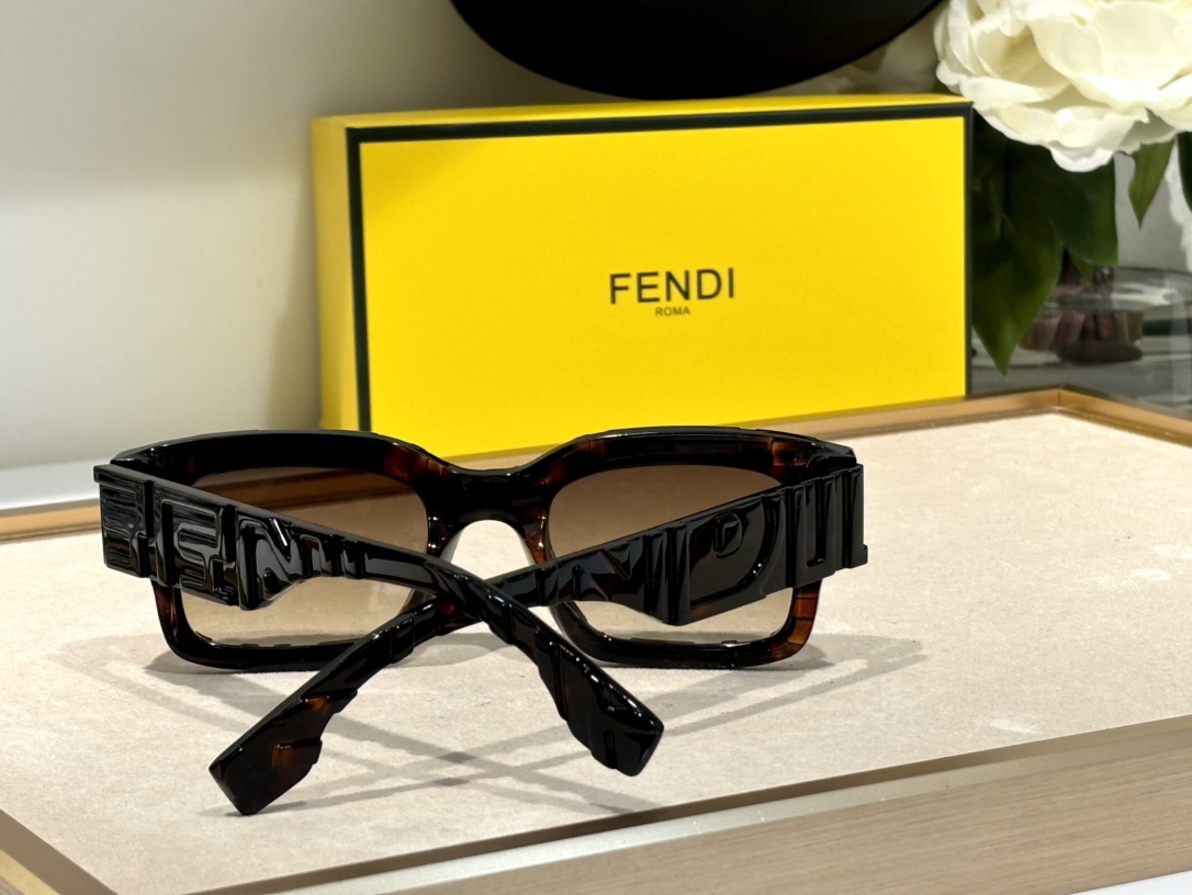  官网明星款
FENDI 型号FE40104l 
Size50-23-145💕
