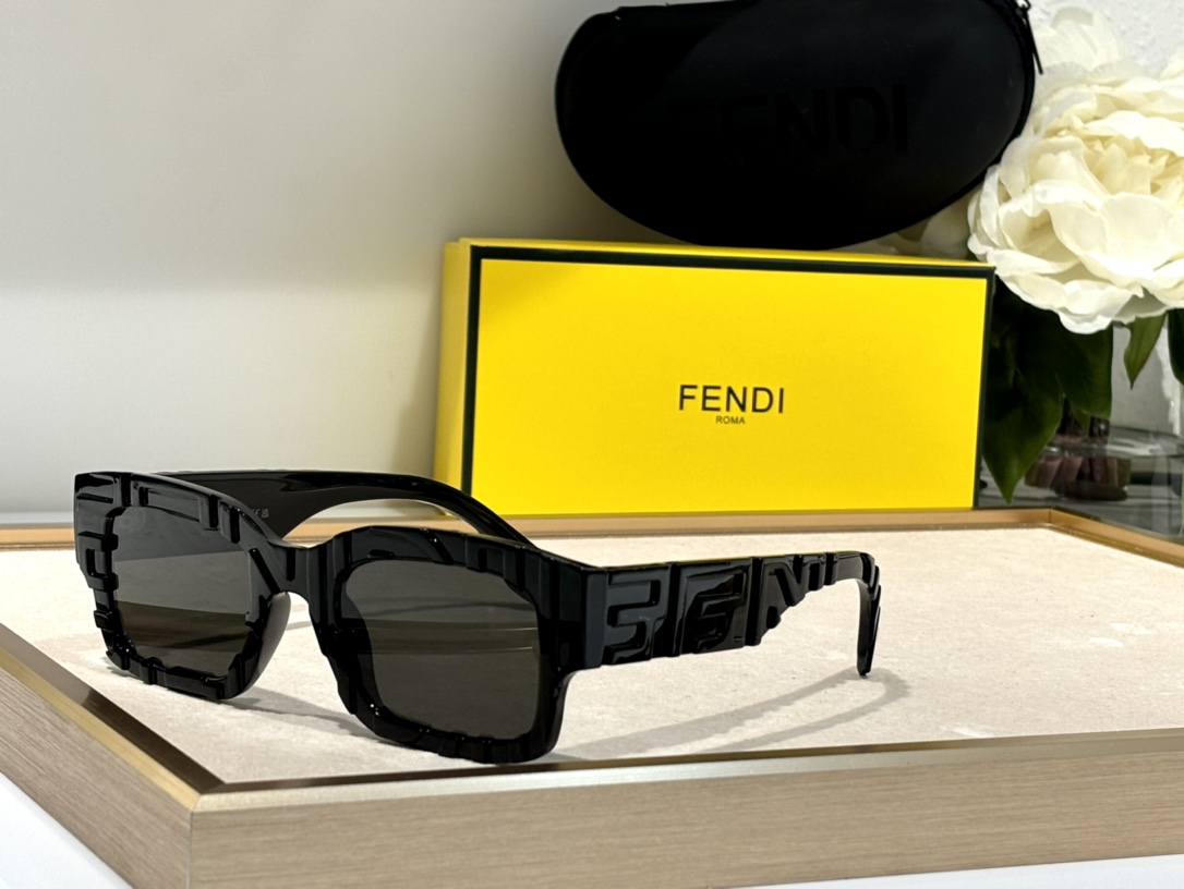  官网明星款
FENDI 型号FE40104l 
Size50-23-145💕
