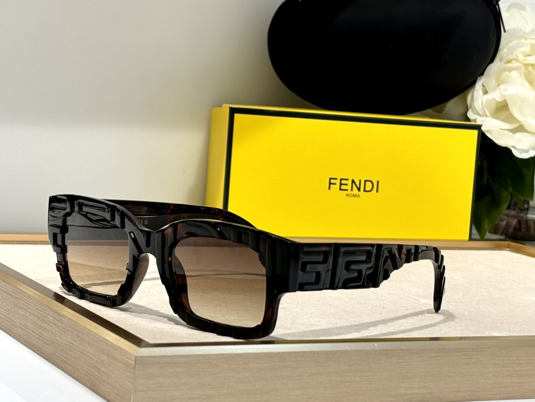 官网明星款
FENDI 型号FE40104l 
Size50-23-145💕
