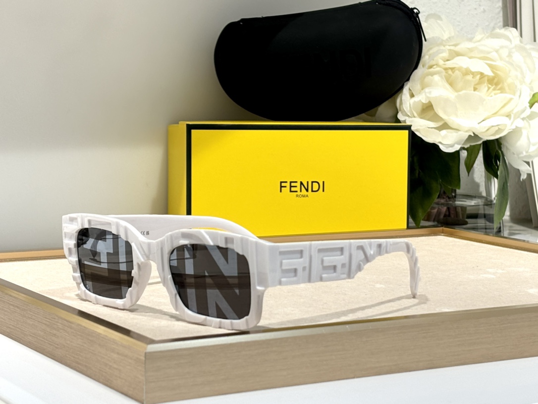  官网明星款
FENDI 型号FE40104l 
Size50-23-145💕

