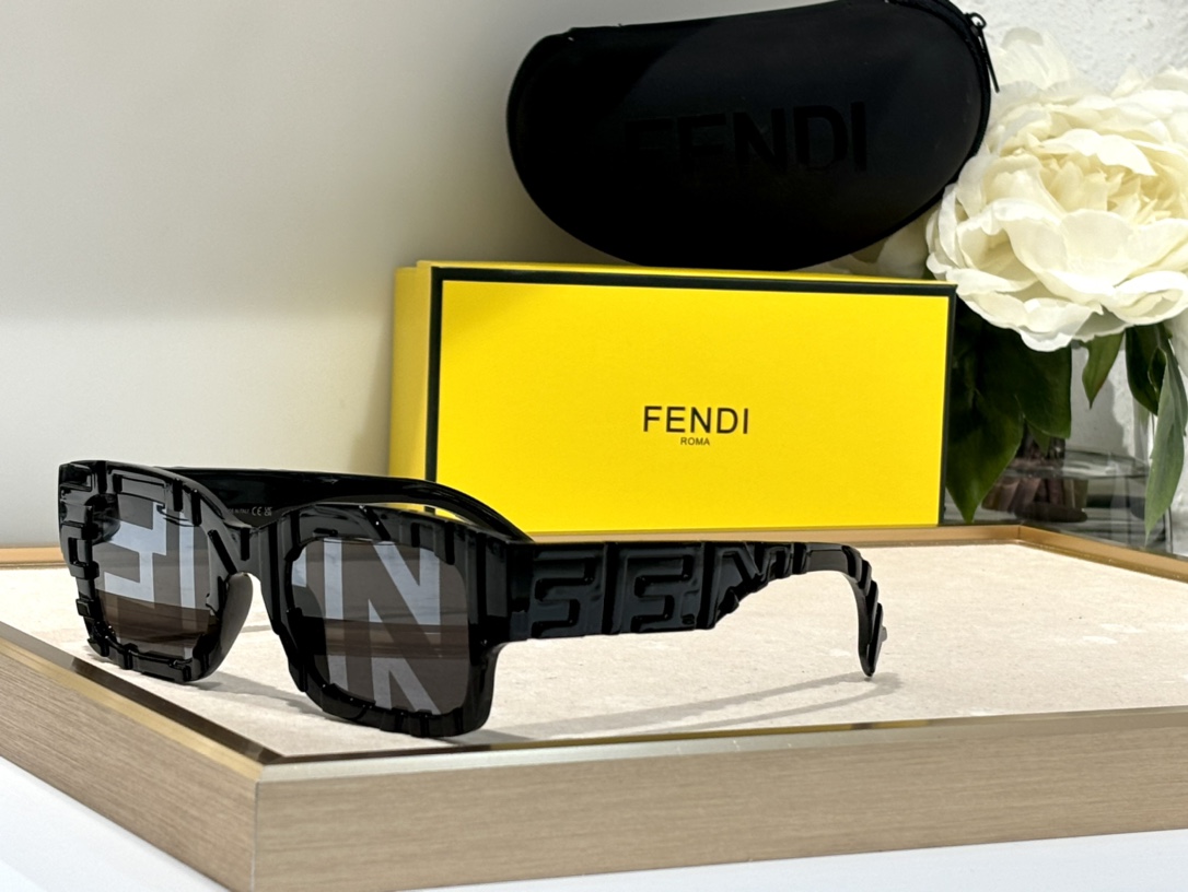  官网明星款
FENDI 型号FE40104l 
Size50-23-145💕
