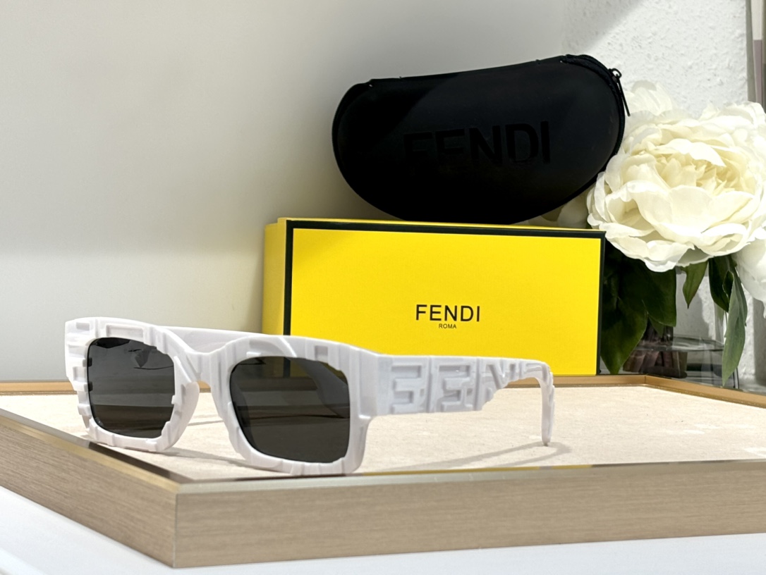  官网明星款
FENDI 型号FE40104l 
Size50-23-145💕
