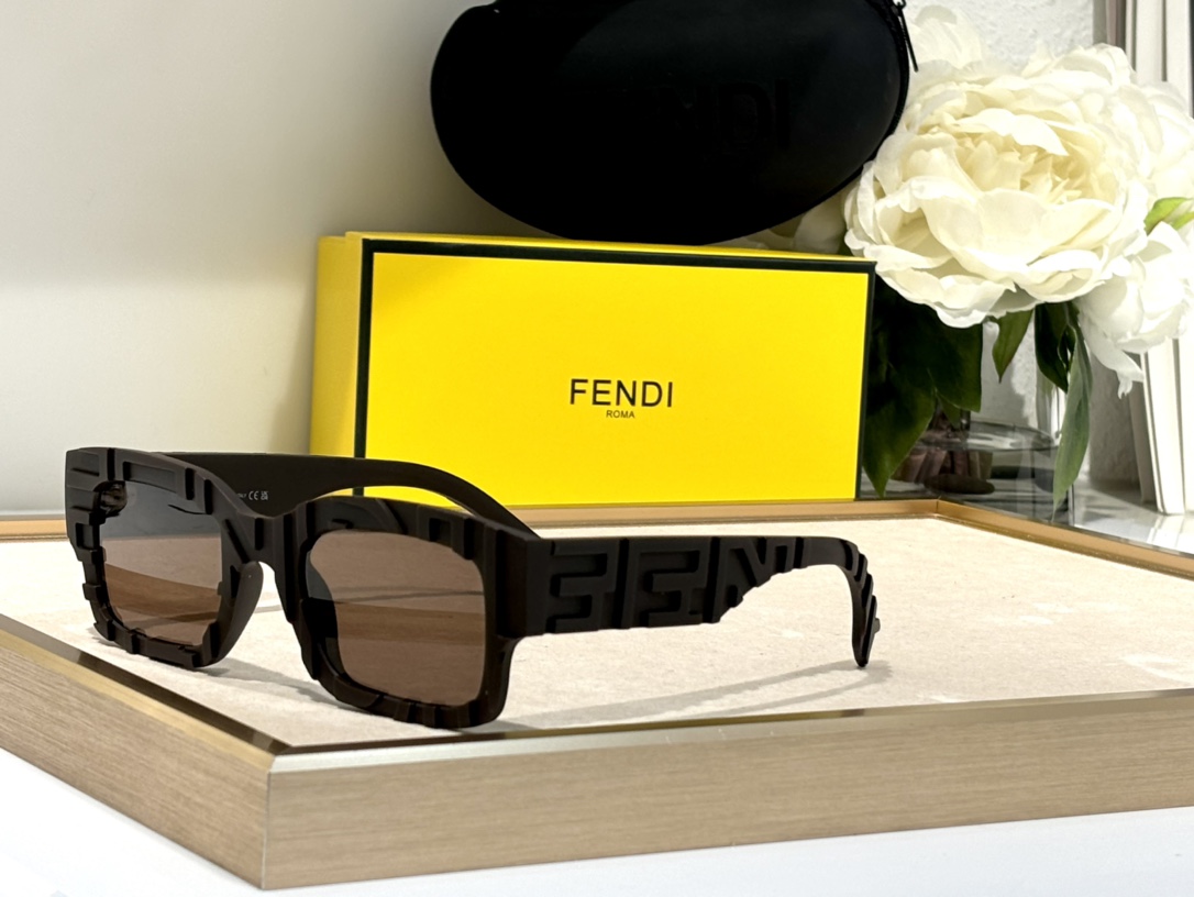  官网明星款
FENDI 型号FE40104l 
Size50-23-145💕
