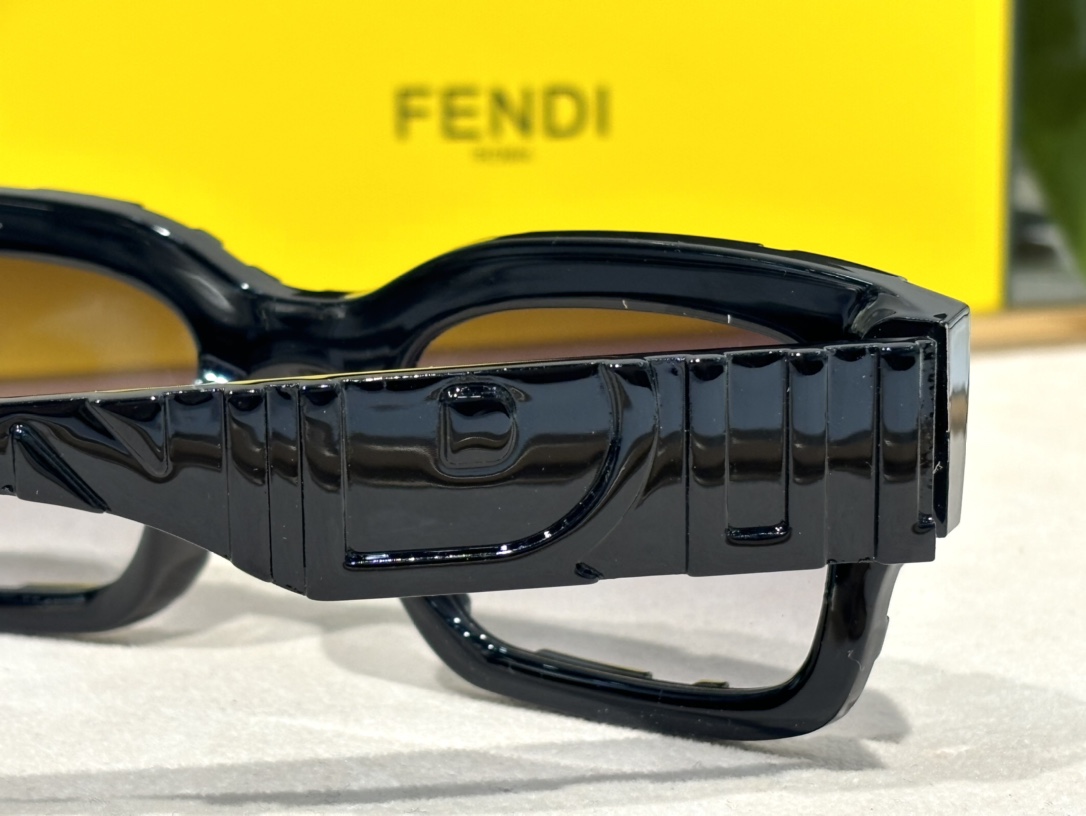  官网明星款
FENDI 型号FE40104l 
Size50-23-145💕
