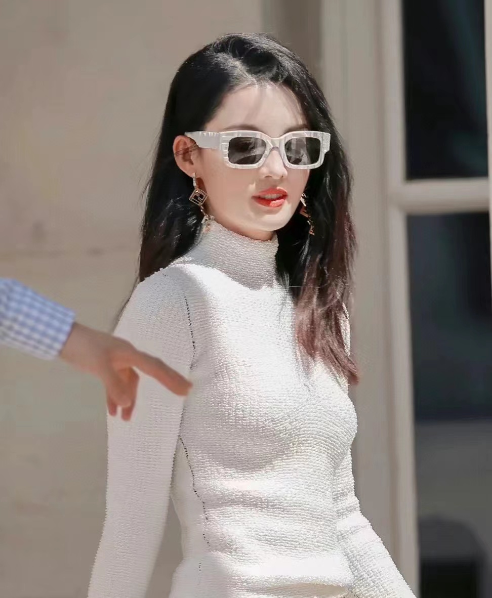  官网明星款
FENDI 型号FE40104l 
Size50-23-145💕
