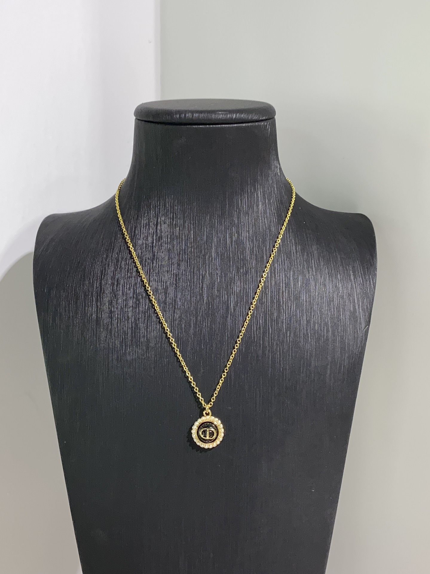 NO:102396,Dior round black resin gold necklace, Dior necklace, dior, dior, necklace19860909迪奥圆形黑色树脂金色项链,Dior项链,dior,dior,necklace,Jewelry