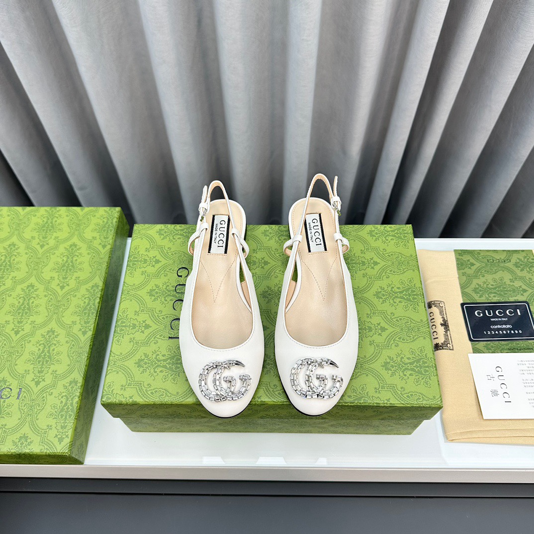 NO:564744,The crystal-embellished double G G styling accessories inject a modern new charm into a series of women's shoes. The sparkling accessories are dazzlingly decorated in various shoes such as sandals and platform pumps, and are set against the background of colorful patent leather or metallic leather, showing a luxurious temperament. These ballet shoes are crafted from shiny patent leather, and the upper is embellished with eye-catching brand logo details. Women's model. The fabric is original custom-made imported patent leather, imported cowhide, hardware crystal diamond double G buckle, lining/foot high-end customized sheepskin lining  High heel flat sole Italian genuine leather outsole Size 34-42 (34, 40, 41, 42 customized, non-returnable), sandals, sandals, slippers, cowhide, sheepskin19860909饰水晶双G G造型配件为一系列女士鞋款注入摩登新韵.闪耀夺目的配件亮眼装点凉拖鞋和防水台浅口鞋等各式鞋款,在彩色漆皮或金属质感皮革的衬托下,尽显奢华气质.这款芭蕾舞鞋以闪亮漆皮匠心打造,鞋面缀饰亮眼的品牌标识细节 女款 面料原版定制进口漆皮、进口牛皮 五金水晶钻双G扣 内里／垫脚高端定制羊皮里 跟高平底 大底意大利真皮底 尺码34-42（34、40 、41 、42定做,不退换）,凉鞋,sandals,slippers,cowhide,sheepskin,Women's Shoes