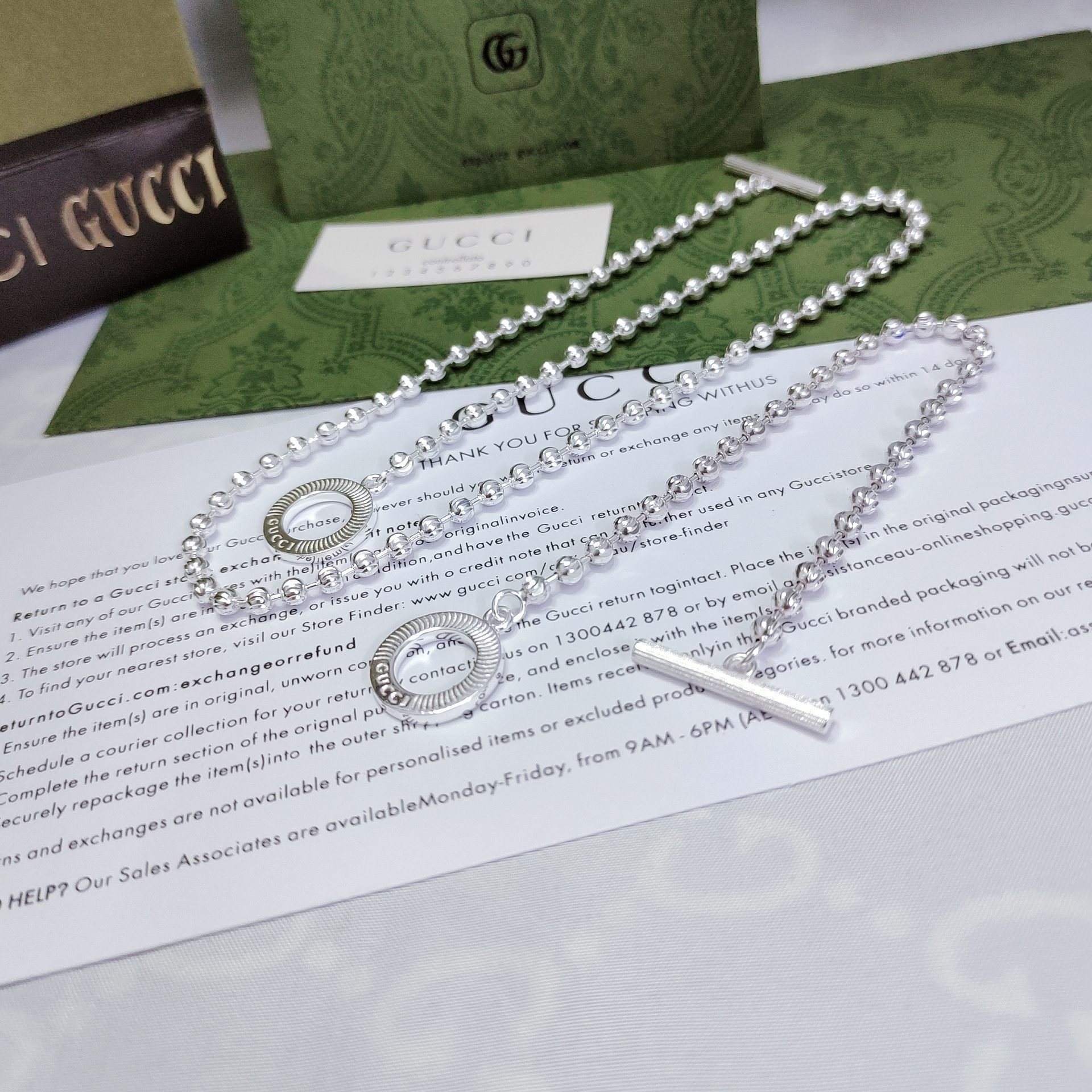 Gucciシルバーコルセットネックレス - モダンなデザインと刻花の美しさ