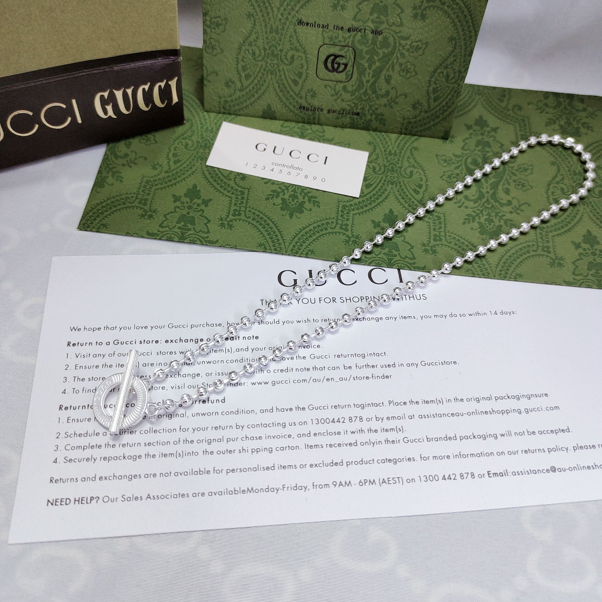 Gucciシルバーコルセットネックレス - モダンなデザインと刻花の美しさ