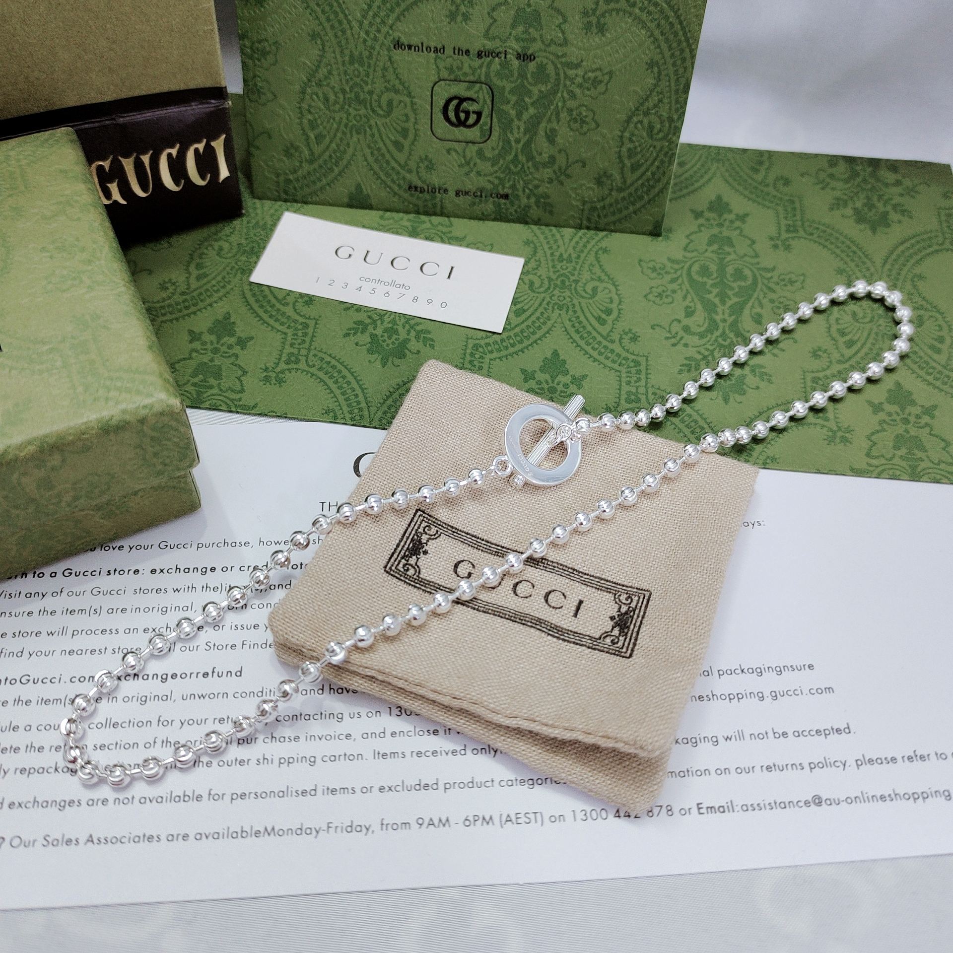 Gucciシルバーコルセットネックレス - モダンなデザインと刻花の美しさ