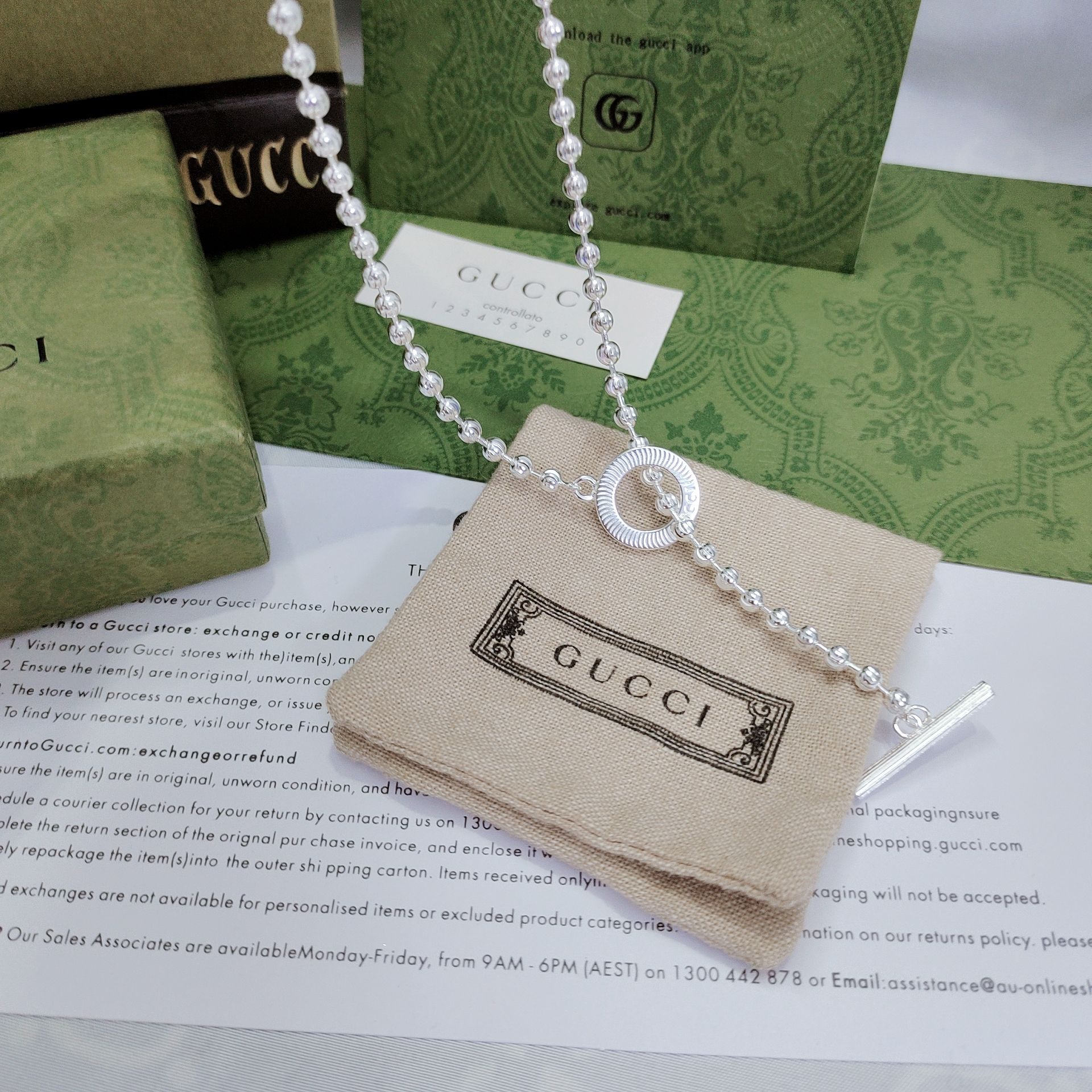 Gucciシルバーコルセットネックレス - モダンなデザインと刻花の美しさ