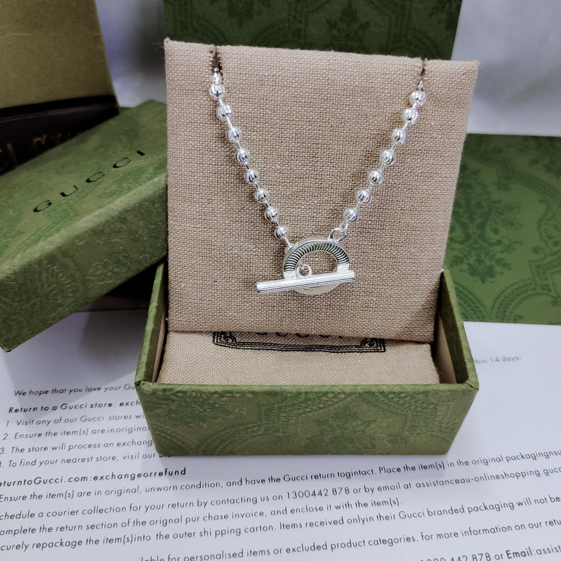 Gucciシルバーコルセットネックレス - モダンなデザインと刻花の美しさ