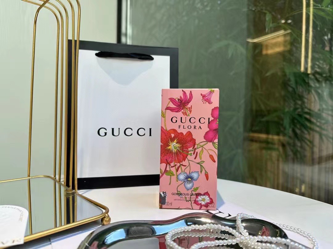 Gucci Perfume Black Pink Red White Spring/Summer Collection