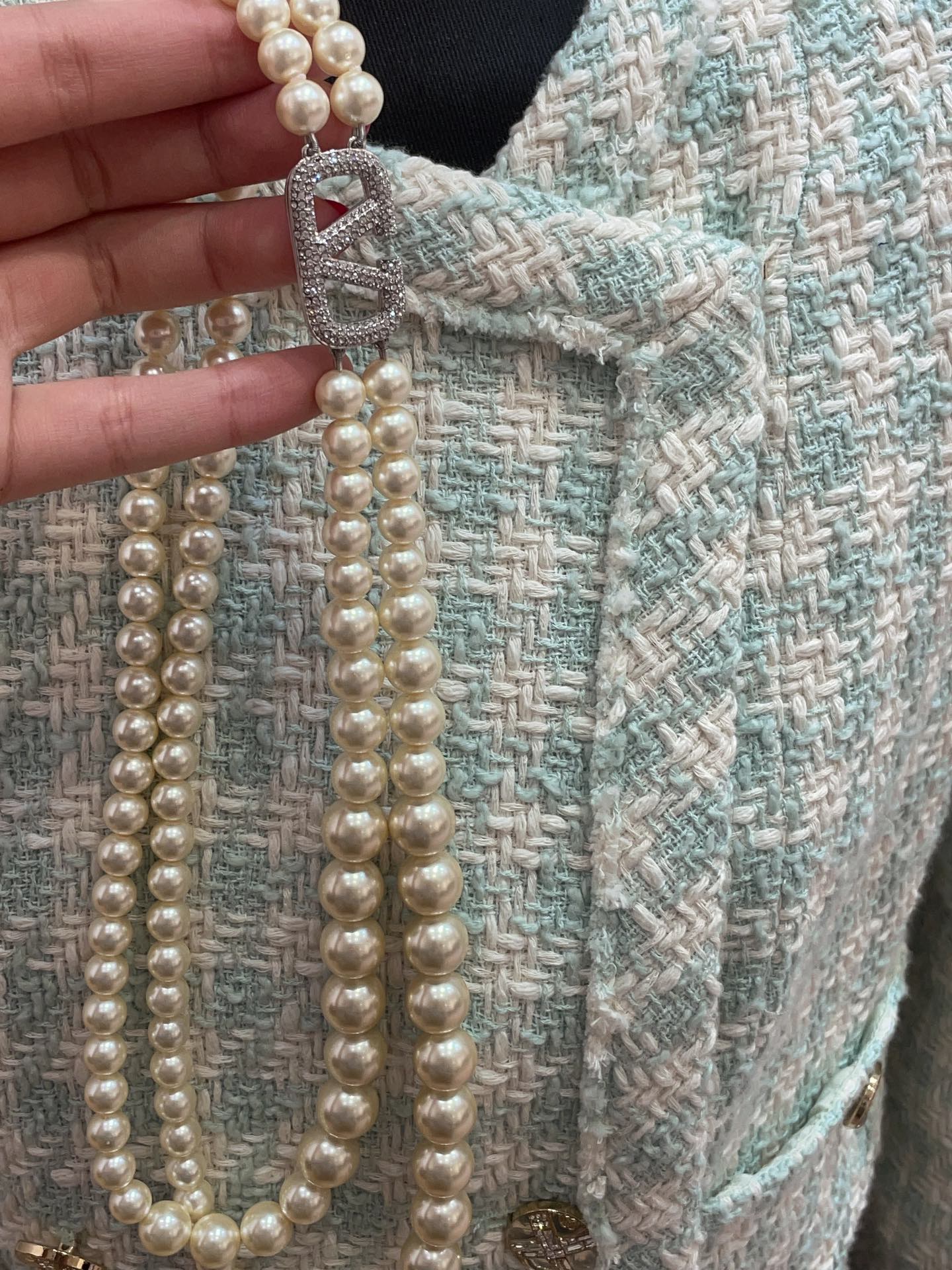NO:857163,88350 Arrival today Valentino Valentino's new double-layered pearl necklace full of diamonds and letters Classic double-layered pearls full of diamonds VLOGO creates a French retro atmosphere A must-have for fashionable ladies Customized pearls with Czech diamonds Necklace with picture packaging, valentino, valentino, necklace, Cartier high-end jewelry1986090988350 今日到货 Valentino 华伦天奴新款满钻字母双层珍珠项链 经典双层珍珠满钻VLOGO 营造法式复古氛围感 时髦小姐姐必入 定制珍珠捷克钻 项链带图片包装,,valentino,valentino,necklace,卡迪亚高端饰品,Jewelry